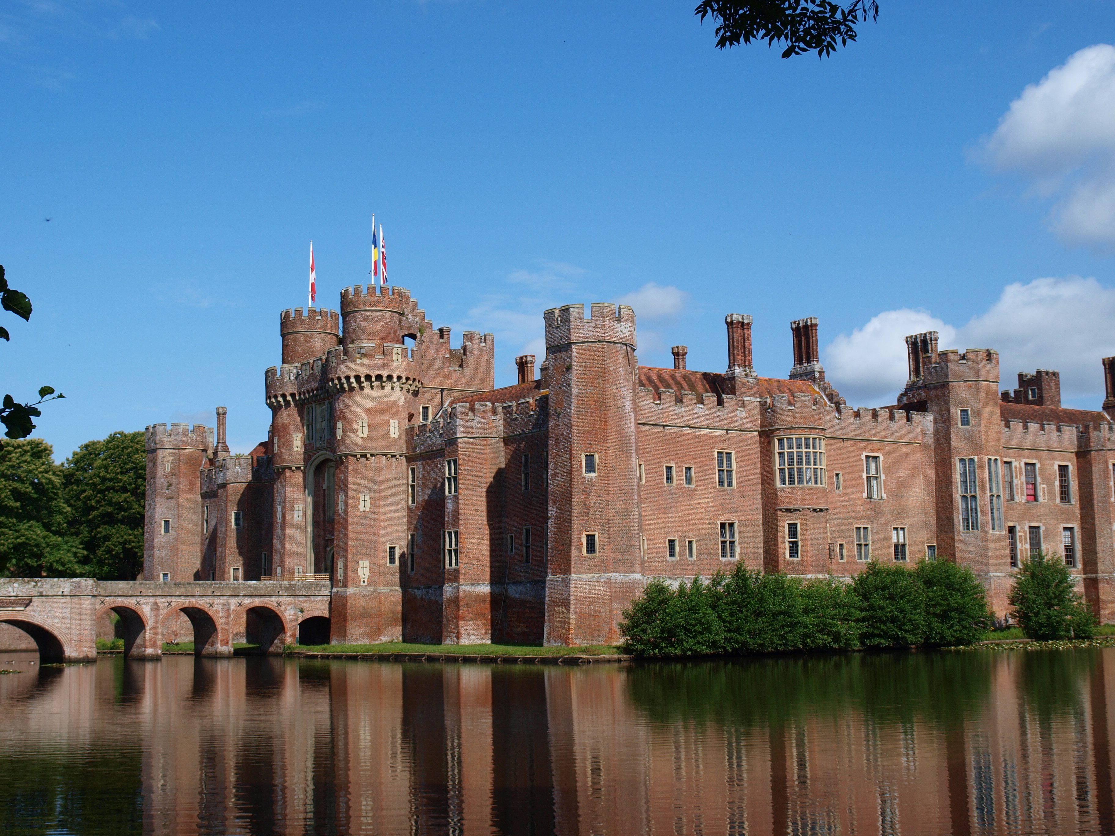 British castles. Замок херстмонсо Англия. Великобритания. Замок хёрстмонсо. Замок Фолган Англия. Замок 15 века в Англии.