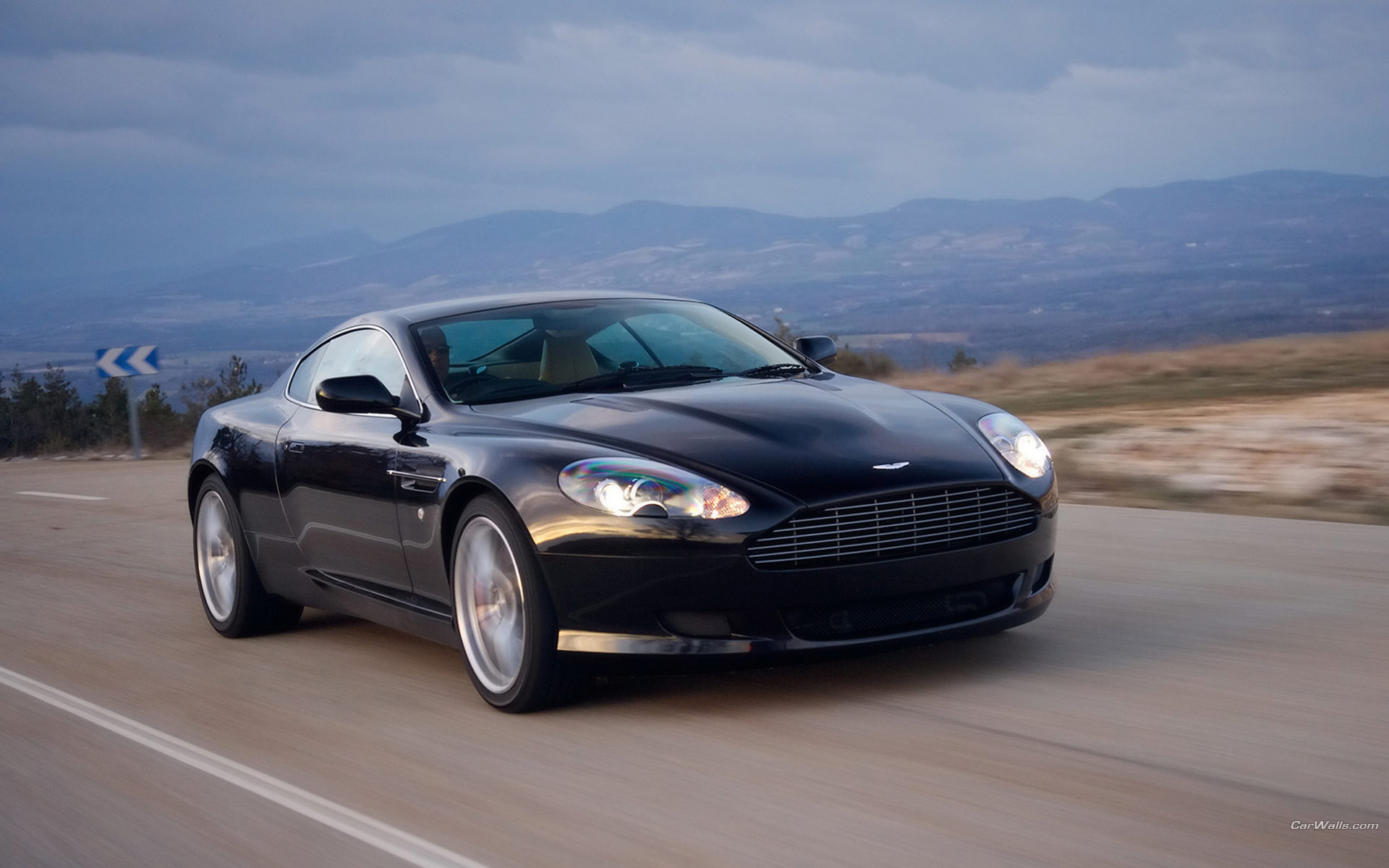 Aston Martin db9 на берегу моря