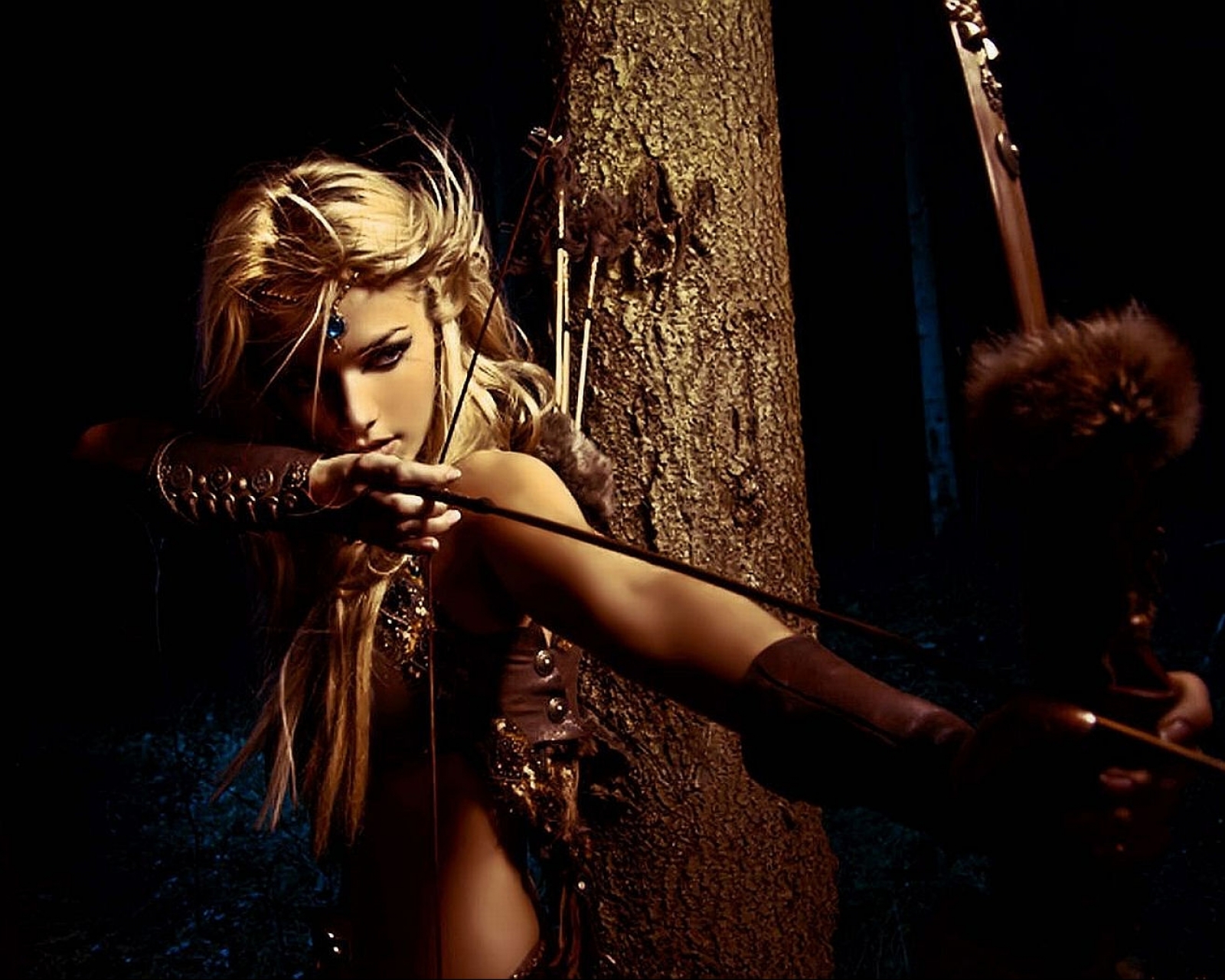 Женщина лучник. Женщина Стрелец. Блондинка с луком. Девушка Амазонка с луком. Девушка воин.
