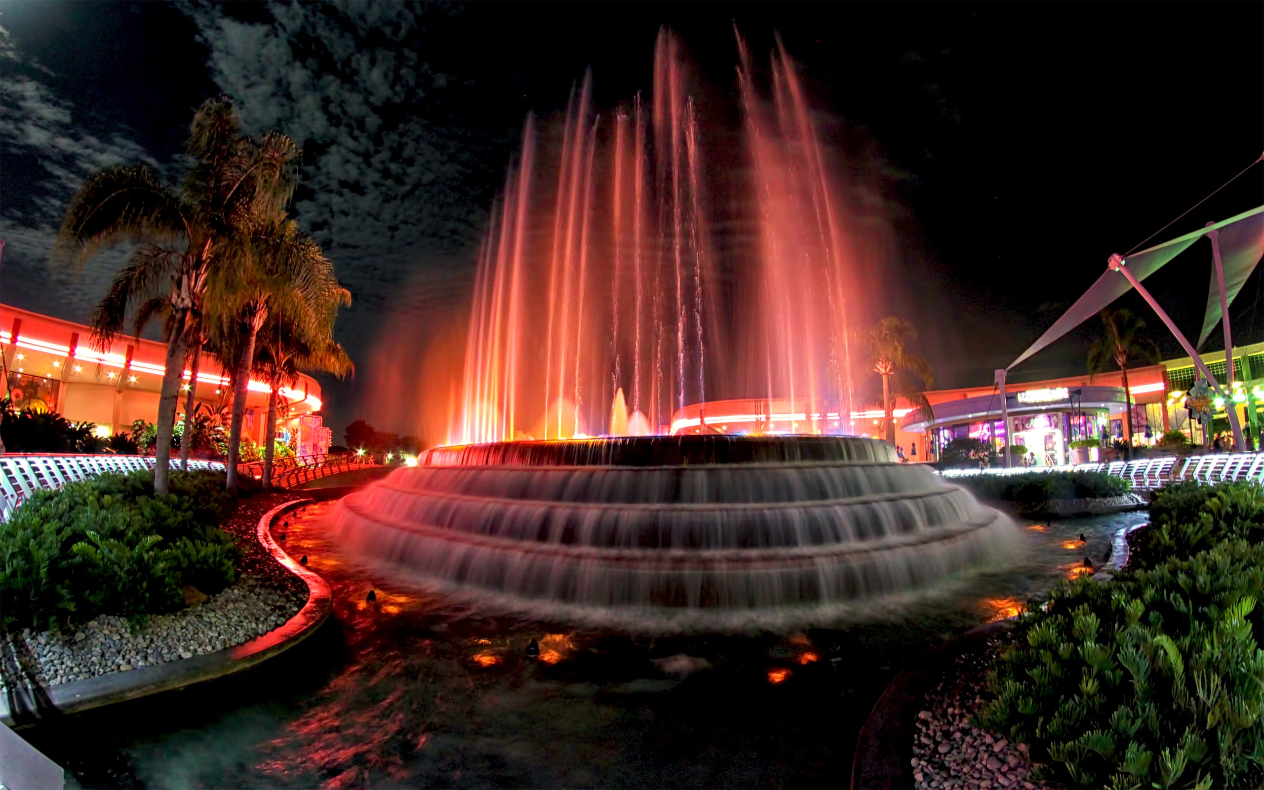 Ночной парк с фонтаном