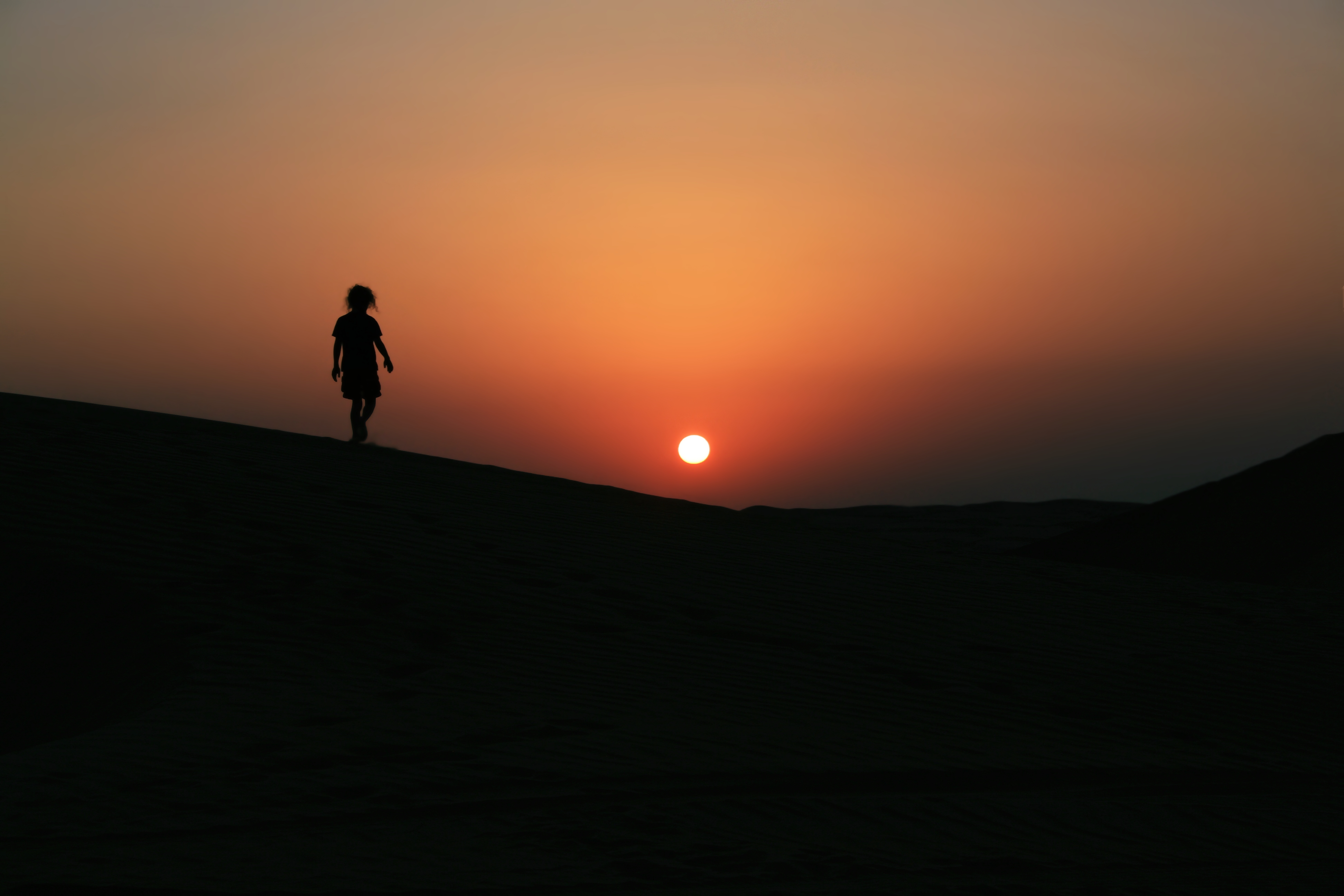 Девушка в пустыне на закате