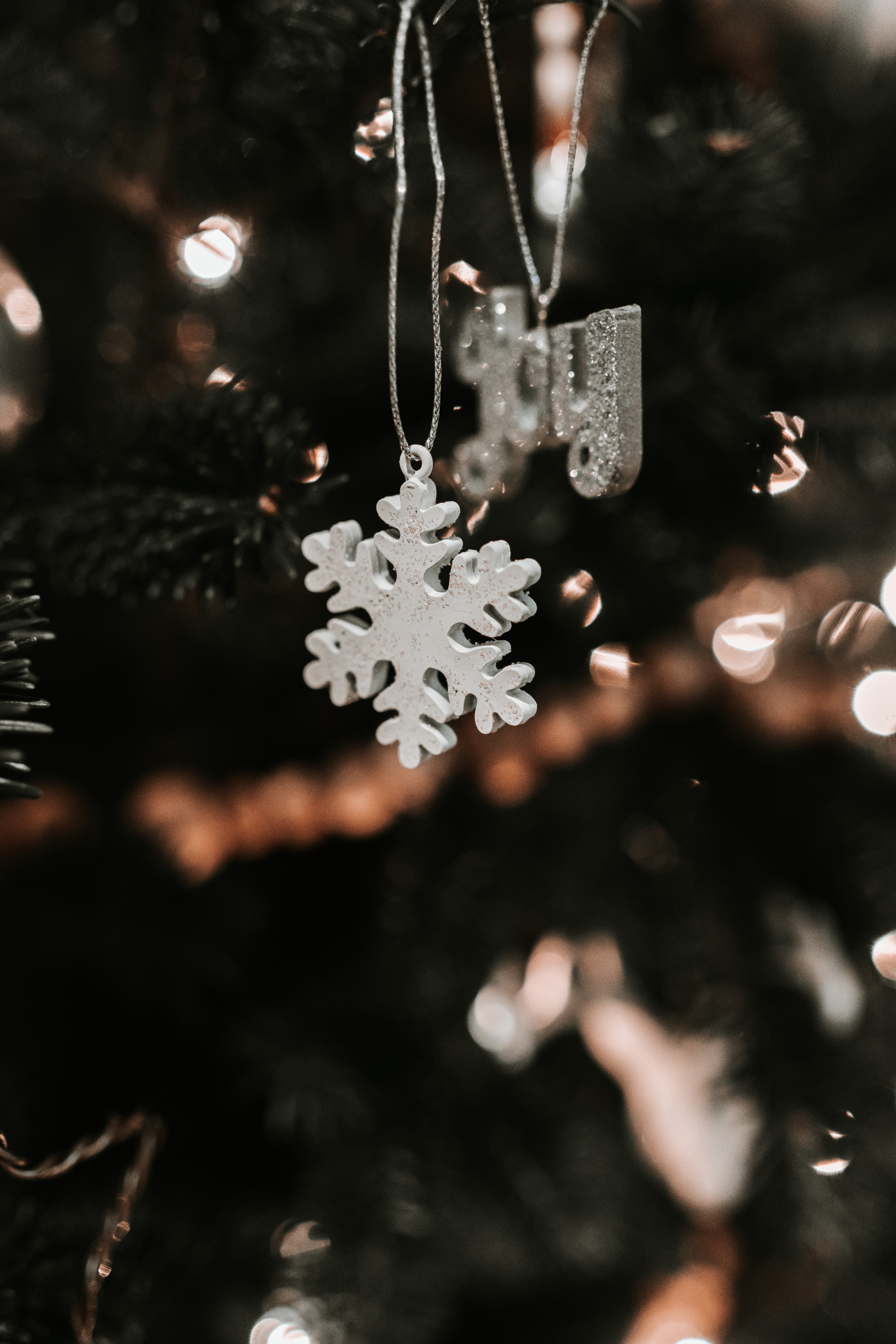 156158 Hintergrundbild herunterladen weihnachten, feiertage, neujahr, dekoration, unschärfe, glatt, neues jahr, weihnachtsbaum spielzeug, schneeflocke - Bildschirmschoner und Bilder kostenlos