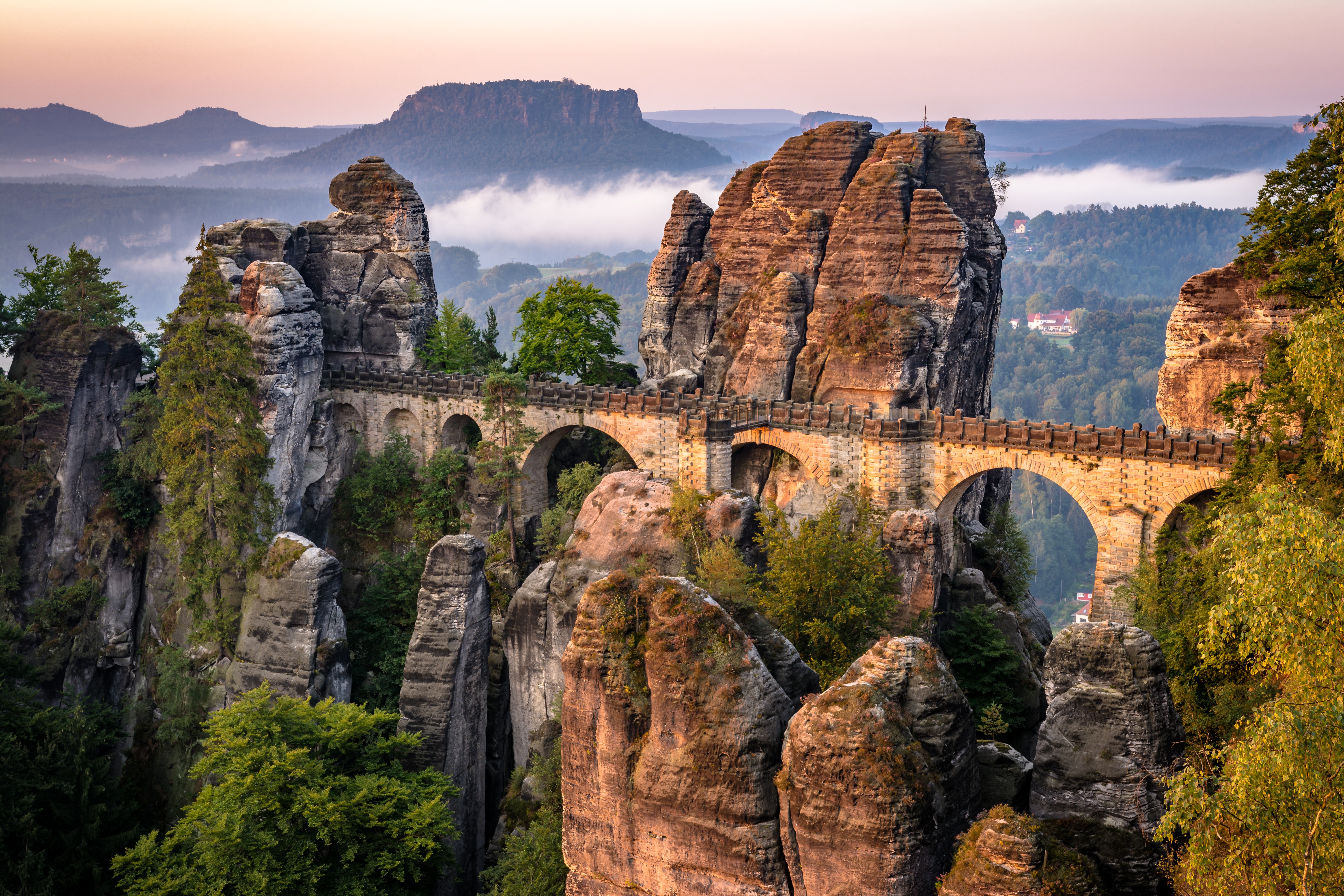 Germany switzerland. Бастай Саксонская Швейцария. Саксония скалы Бастай. Скалы Бастай, Саксонская Швейцария. Германия. Бастайский мост.