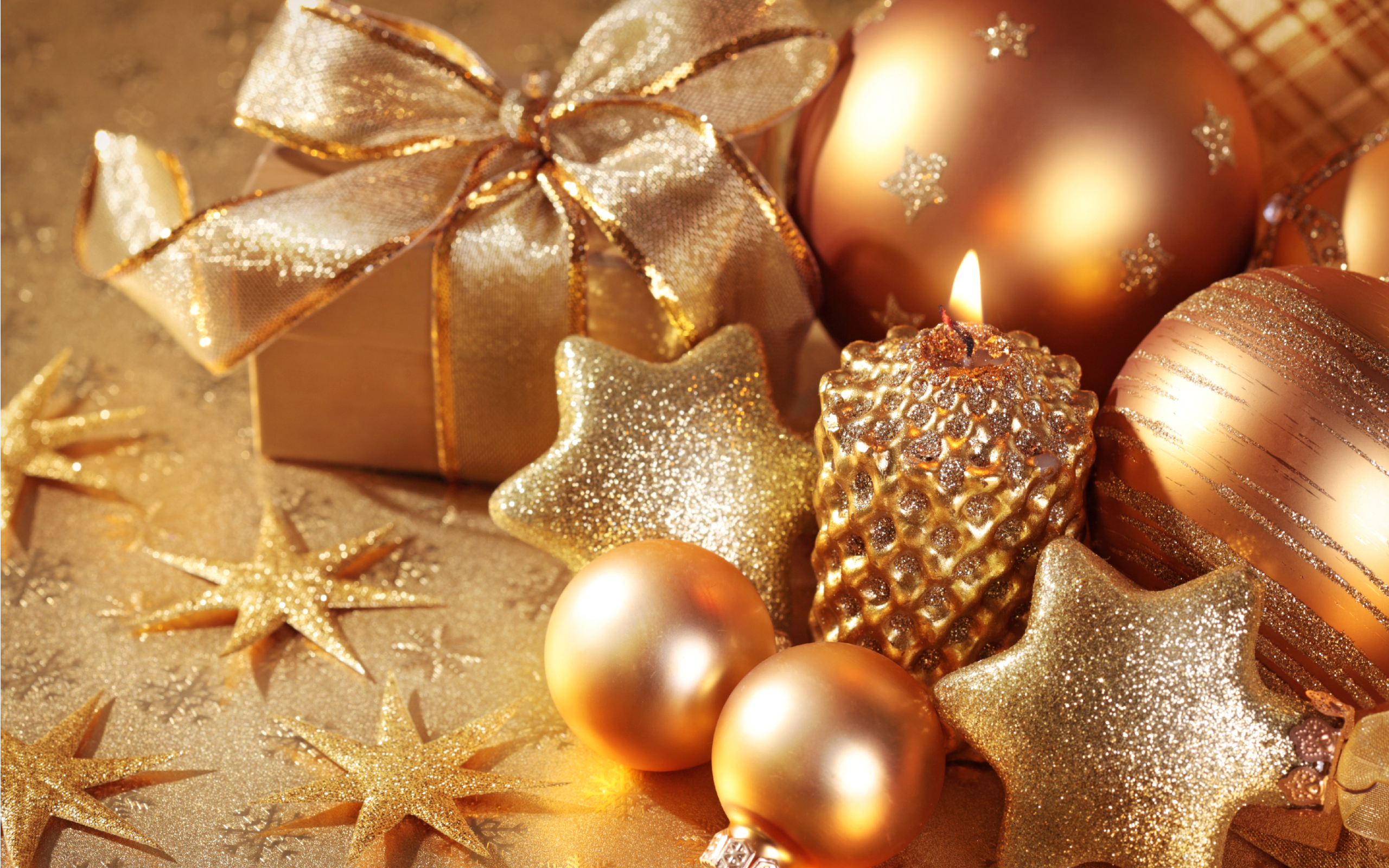 211895 завантажити шпалери свято, різдво, свічка, різдвяні прикраси, подарунок, золотий, стрічка - заставки і картинки безкоштовно