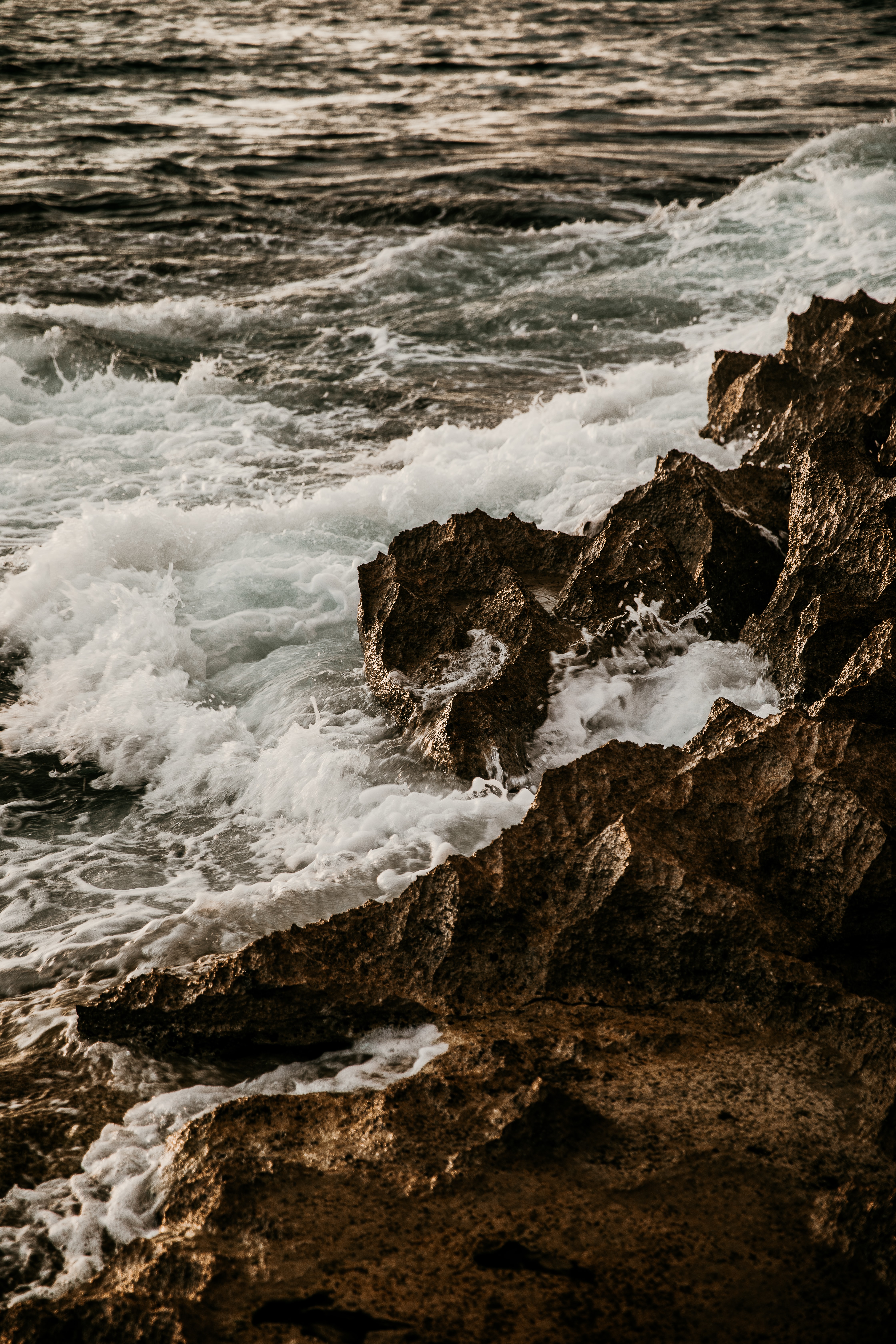 Разбиваются о берег. Море скалы. Волны бьются о камни. Бушующее море и скалы. Бушующее море.