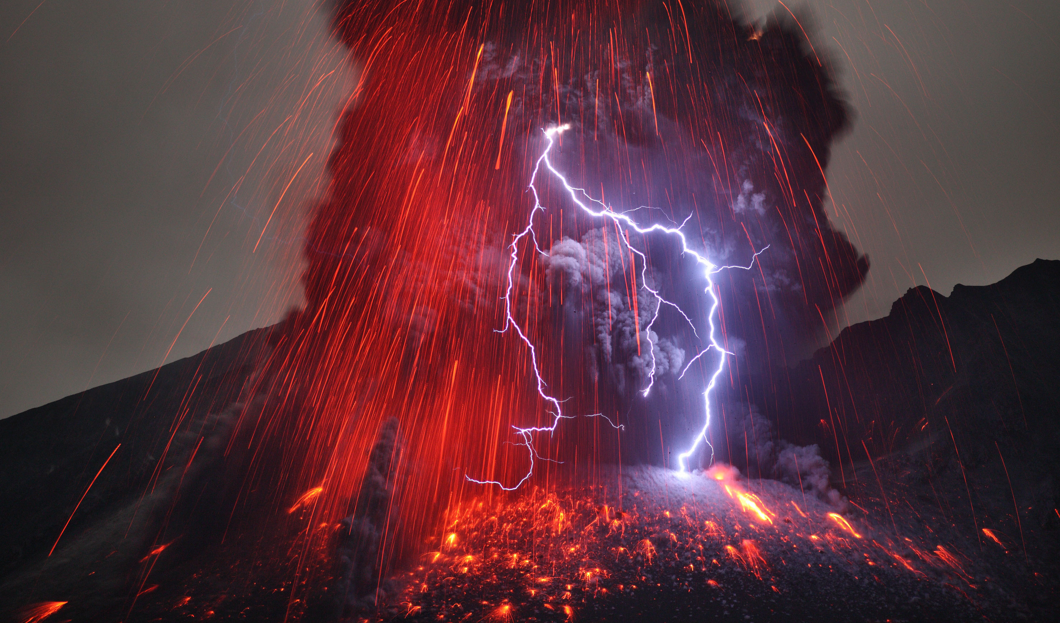 Красный явления природы. Сакурадзима вулкан извержение. Сакурадзима вулкан извержение 2022. Франциско Негрони гроза вулкан. Вулкан Сакурадзима Япония молния.