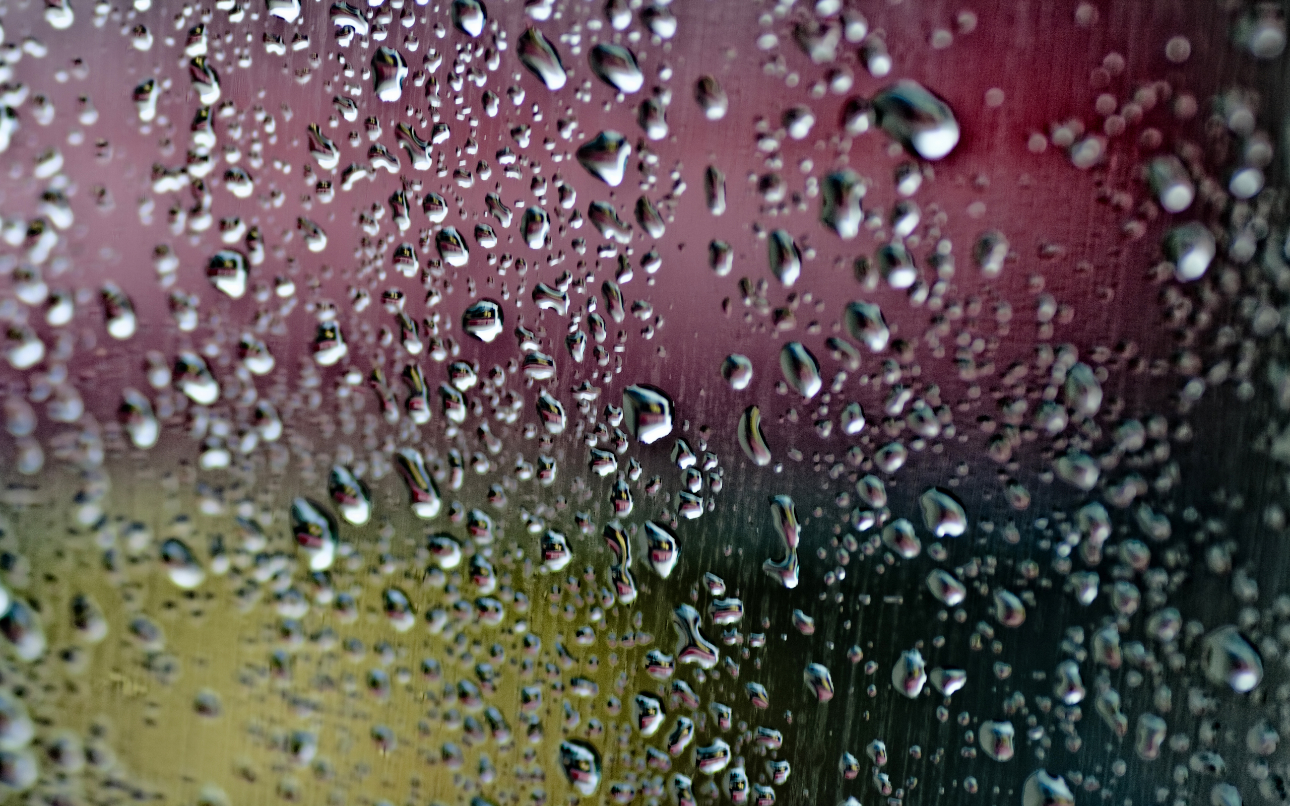 В окна стучали крупные дождевые капли. Капли дождя. Фон капли. Капли на окне. Дождливое окно.
