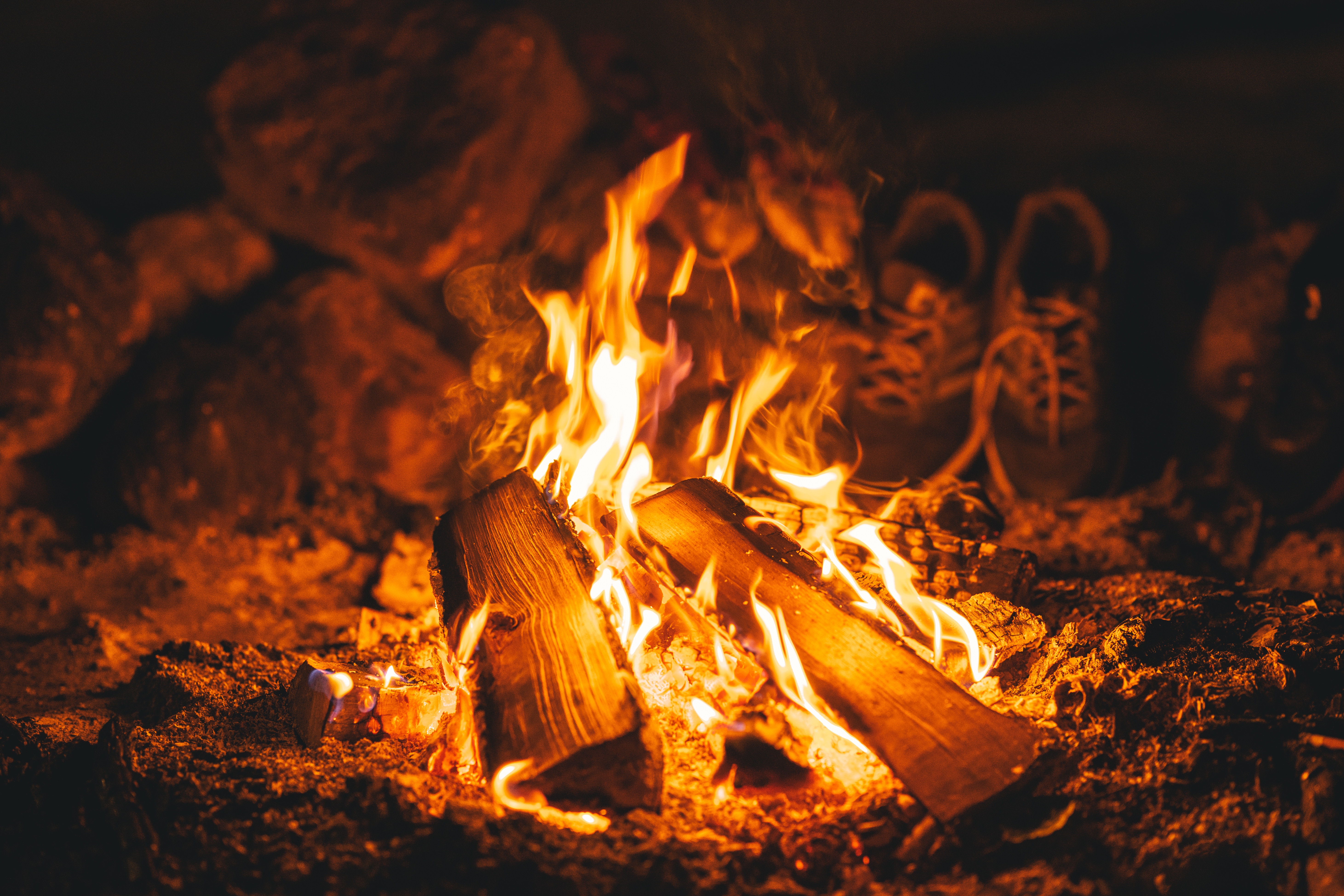 145507 Hintergrundbild herunterladen feuer, bonfire, kohlen, flamme, verschiedenes, sonstige, brennholz, brennen - Bildschirmschoner und Bilder kostenlos