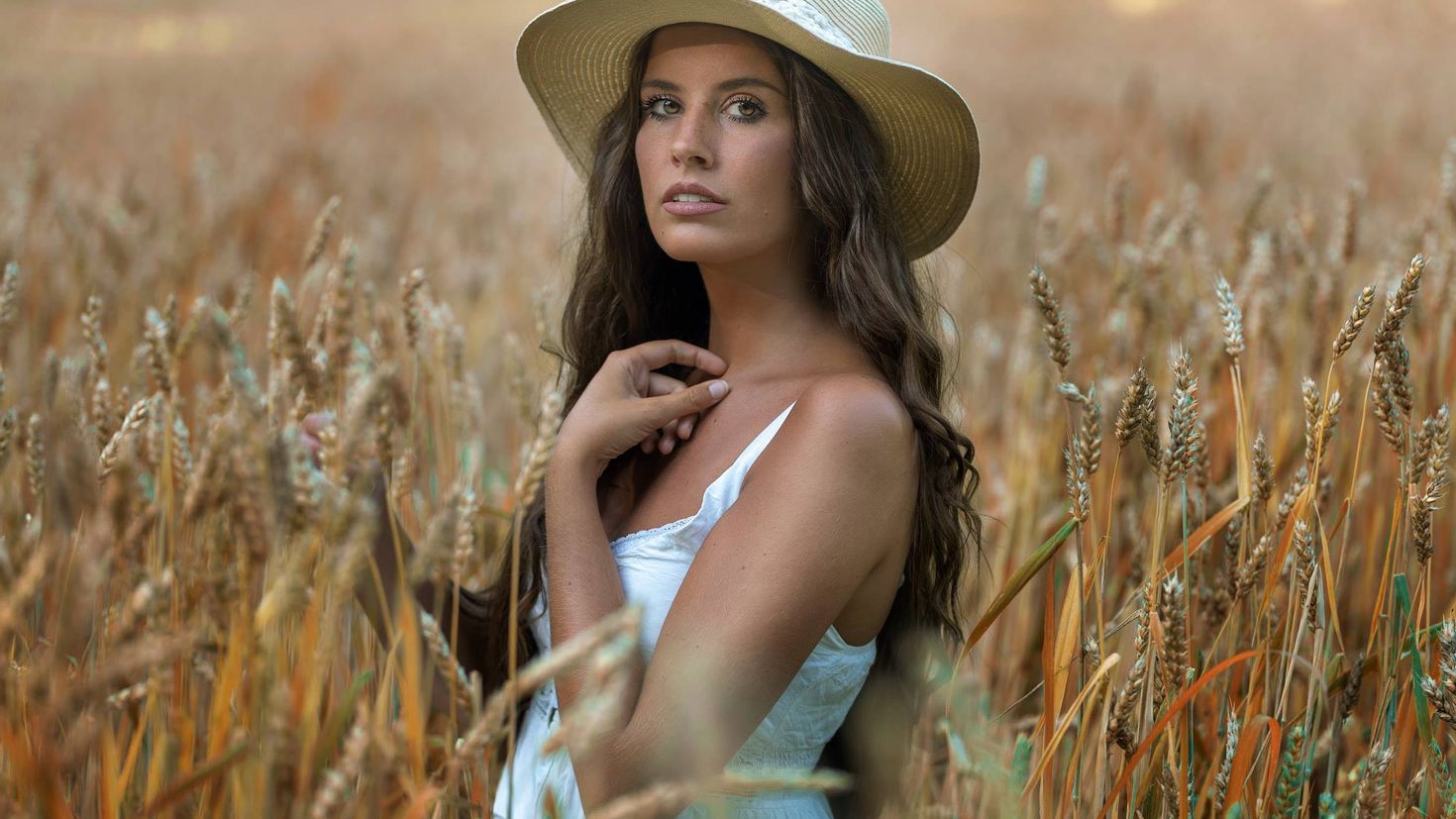 Фотосессия в пшеничном поле