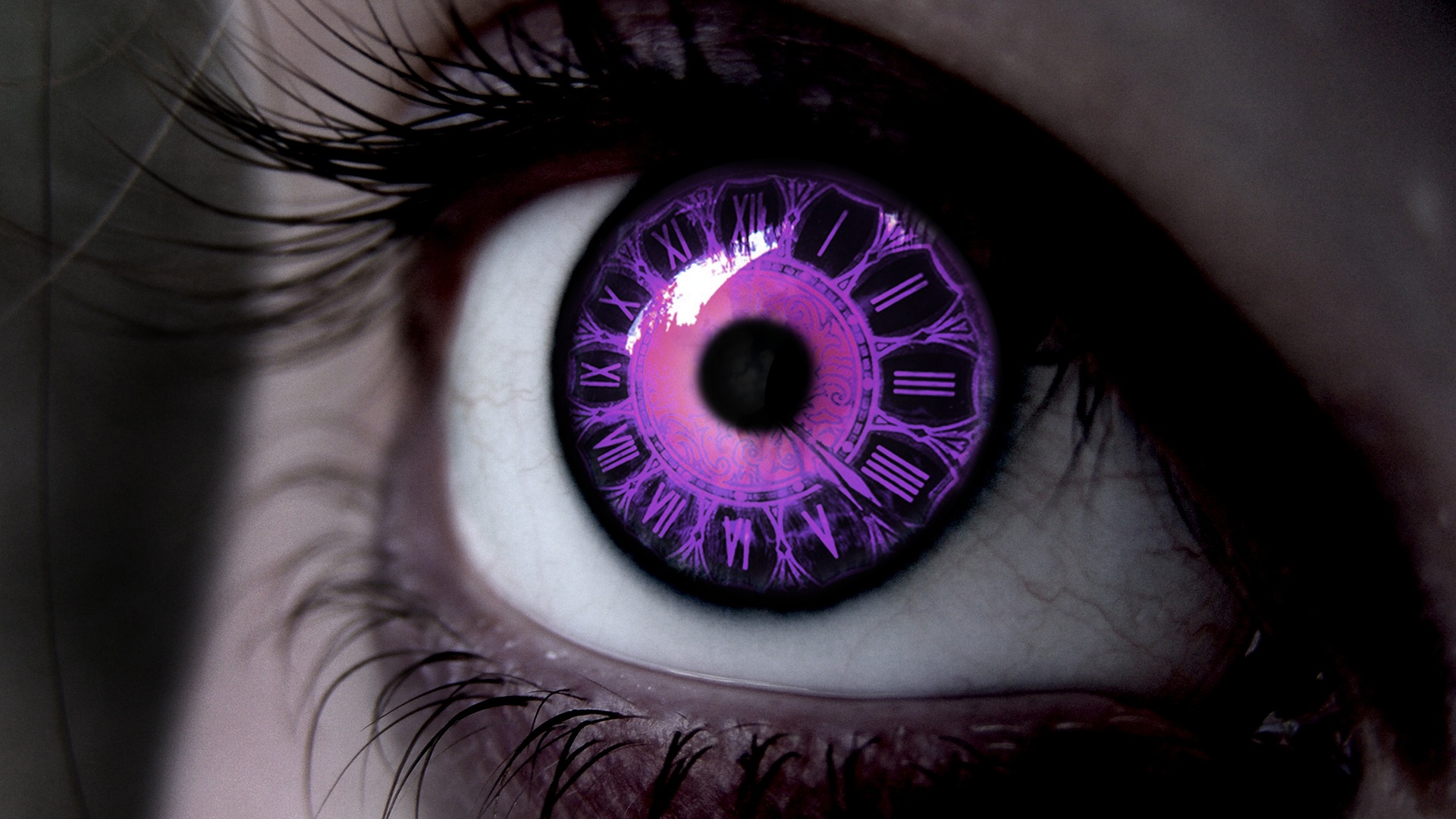 Фиолетовые глаза с вертикальным зрачком