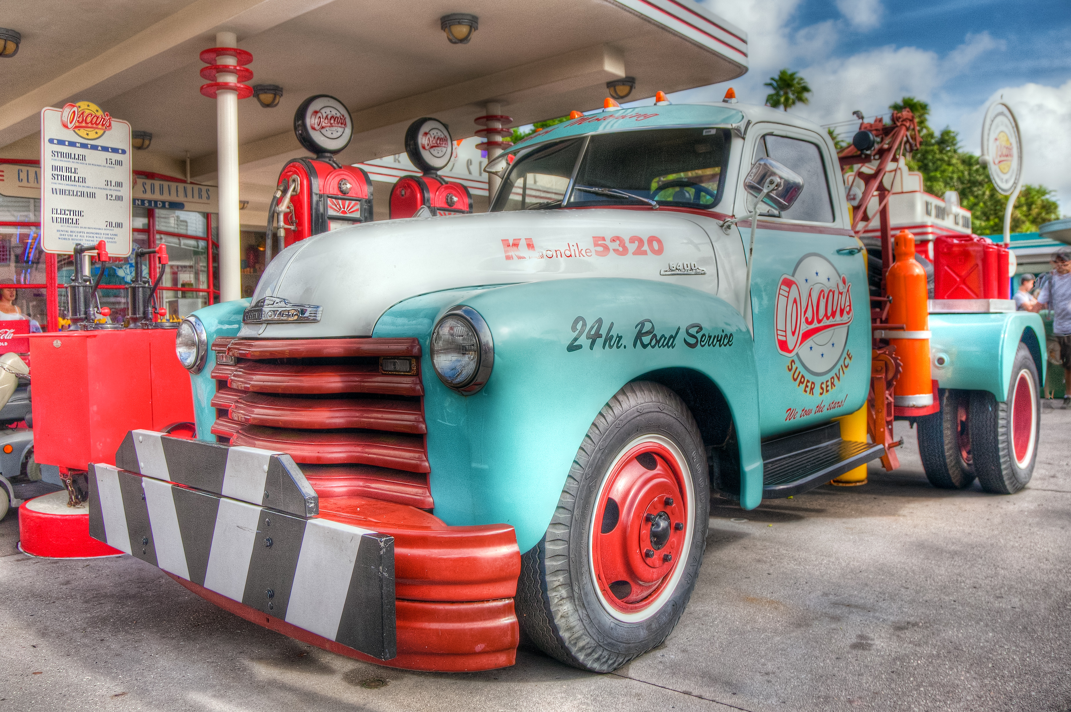Грузовичков бесплатный телефон. Chevrolet Tow Truck. Chevrolet Tow Truck 1955. Грузовая машина с трубами. Truck at the Gas Station.