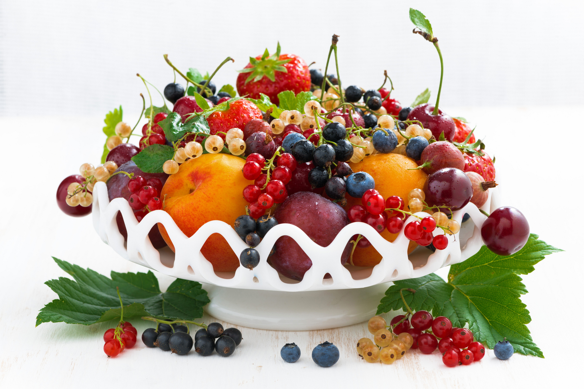 401174 скачать обои персик, еда, фрукты, черника, смородины, клубника - заставки и картинки бесплатно