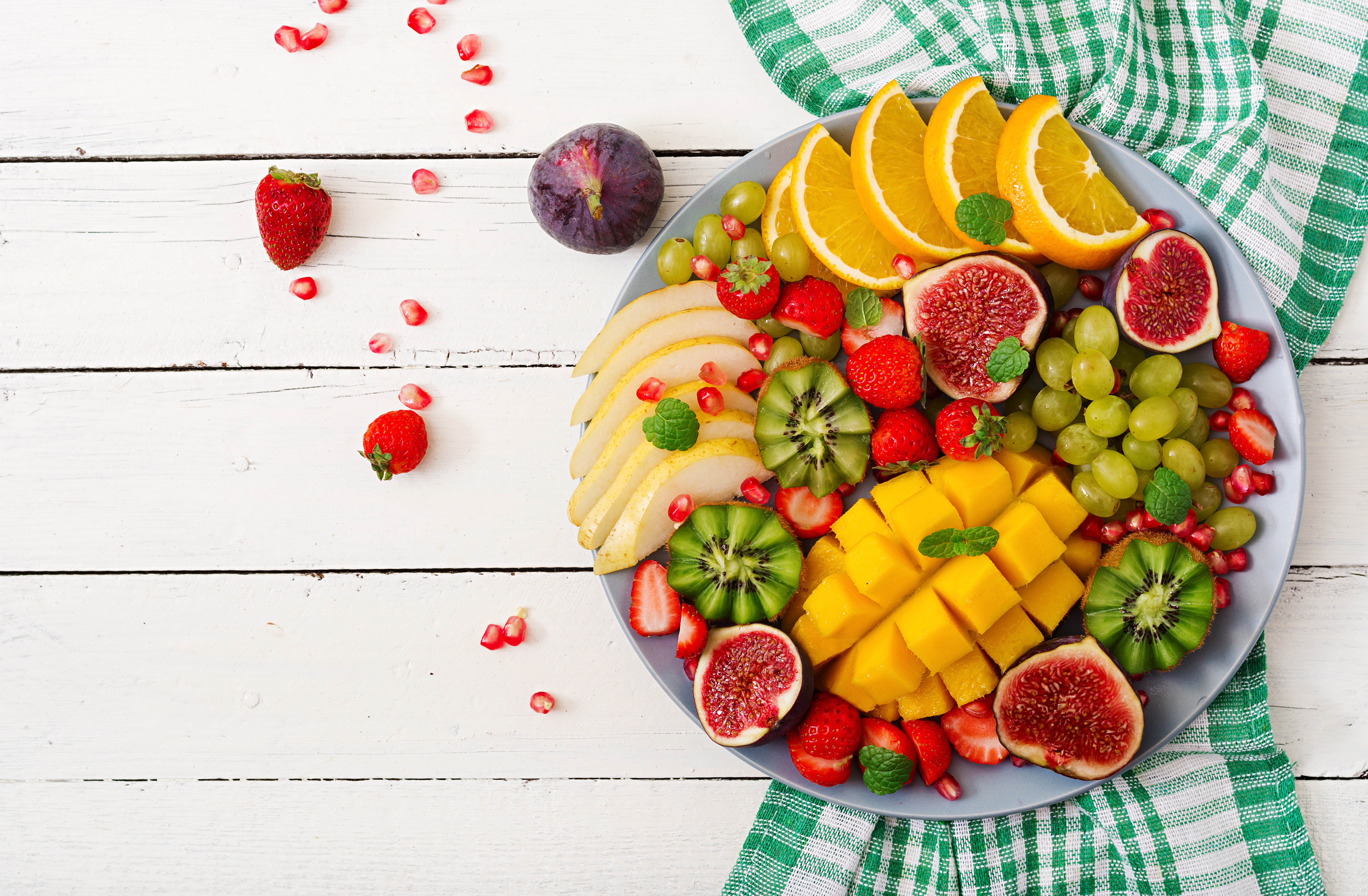 436887 Hintergrundbild herunterladen nahrungsmittel, frucht, feige, früchte, kiwi, mango, stillleben, erdbeere - Bildschirmschoner und Bilder kostenlos