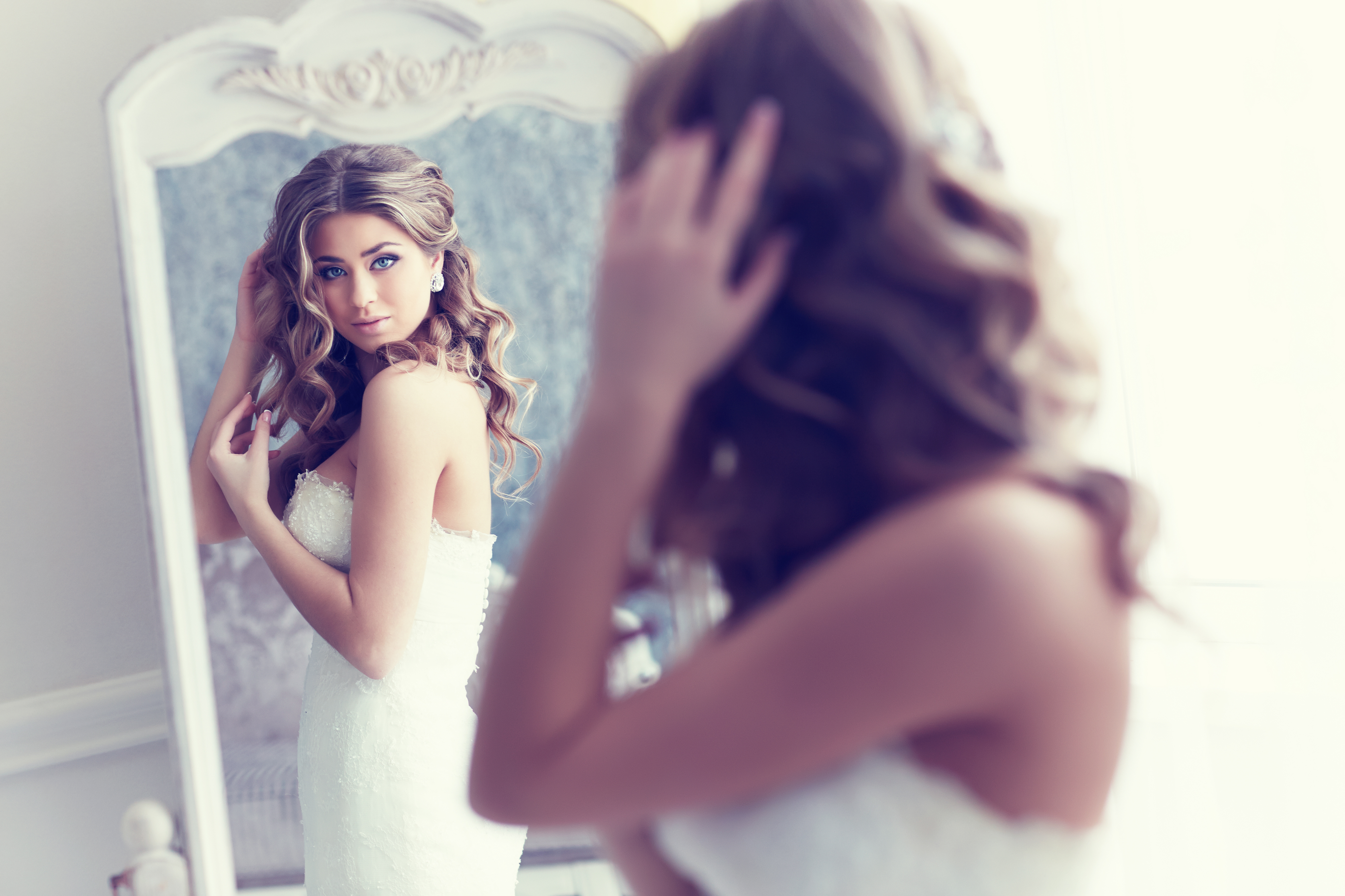 фото девушки перед зеркалом в платье