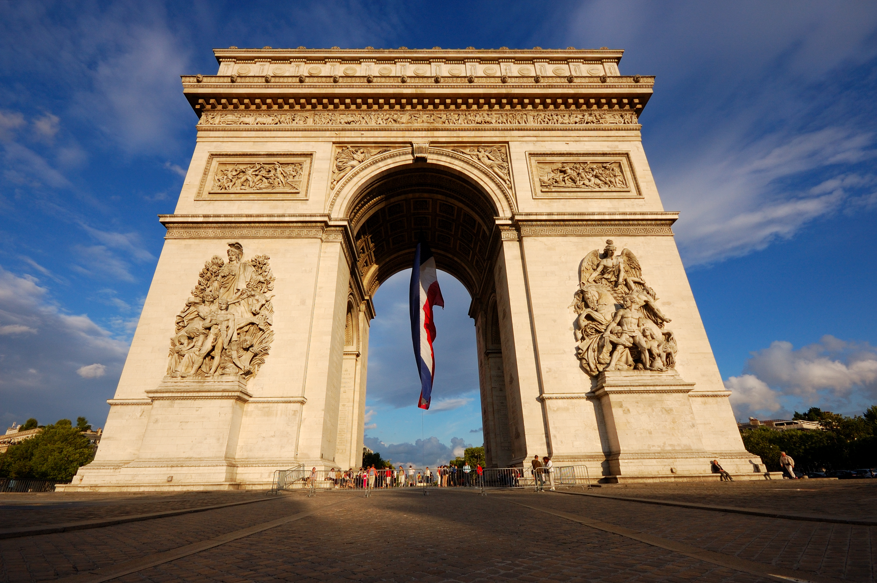 Триумфальная арка Шарля де Голля в Париже