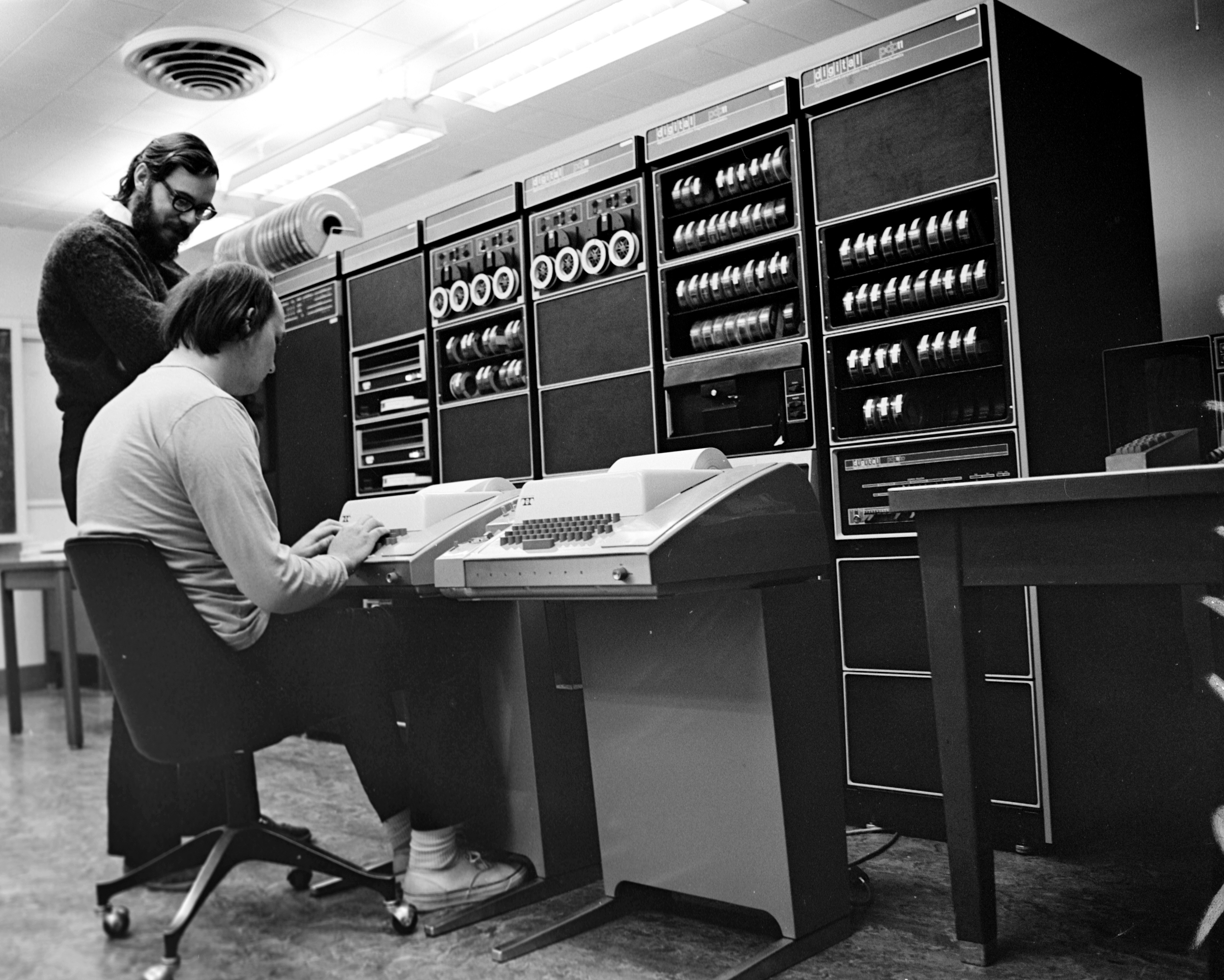 Языки 1 поколения. ЭВМ PDP 11. Кен Томпсон Unix. ЭВМ Dec PDP-11. Мейнфреймы 1970.