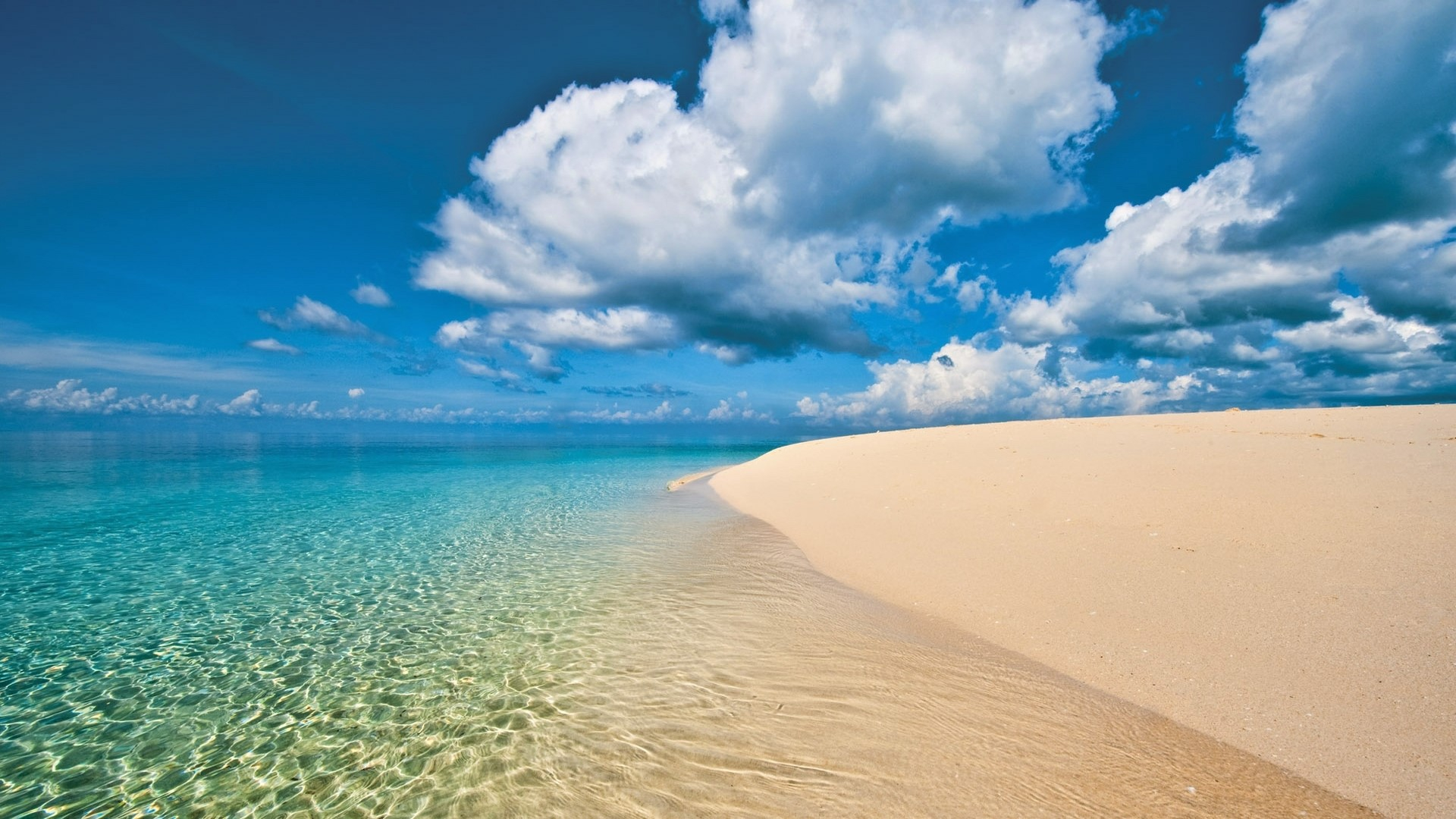 море с песчаным пляжем