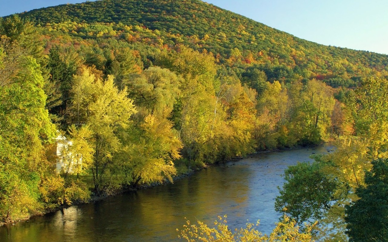 Скачать картинку Река, Пейзаж, Горы, Осень в телефон бесплатно.