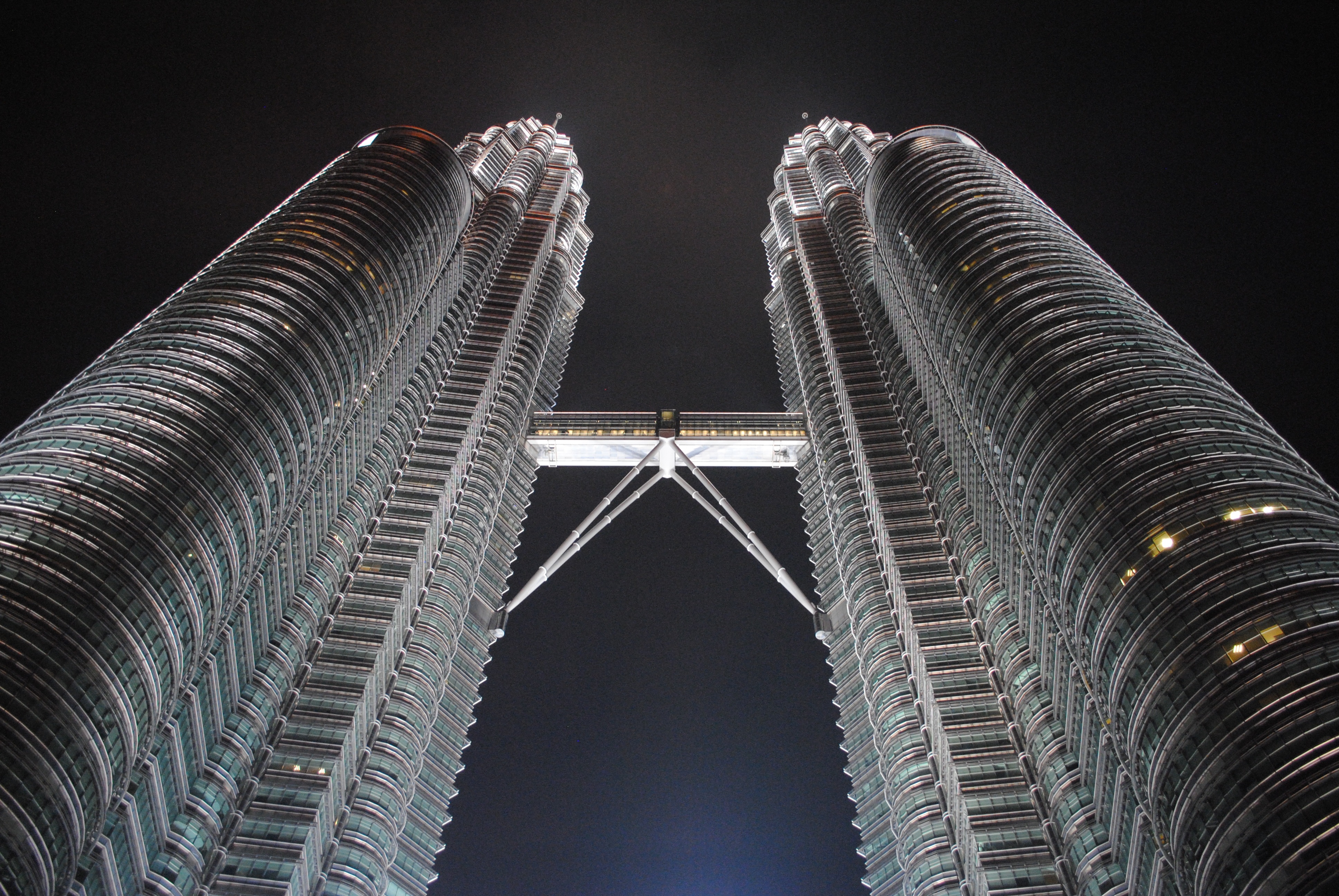 749001 скачать картинку башня, сделано человеком, башни петронас, архитектура, здание, куала лумпур, малайзия, ночь, небоскрёб - обои и заставки бесплатно