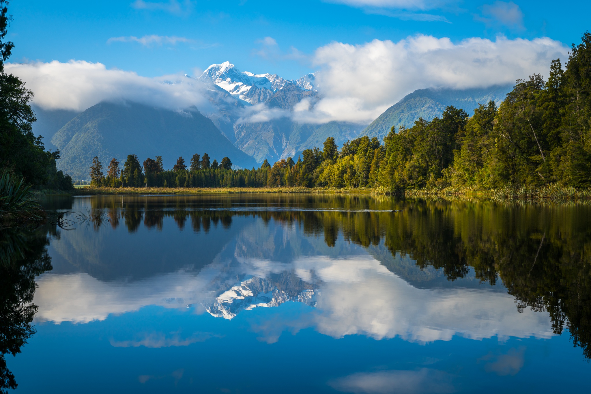 416543 скачать обои земля/природа, аораки/маунт кук, облака, озеро мэтисон, гора, новая зеландия, отражение, горы - заставки и картинки бесплатно