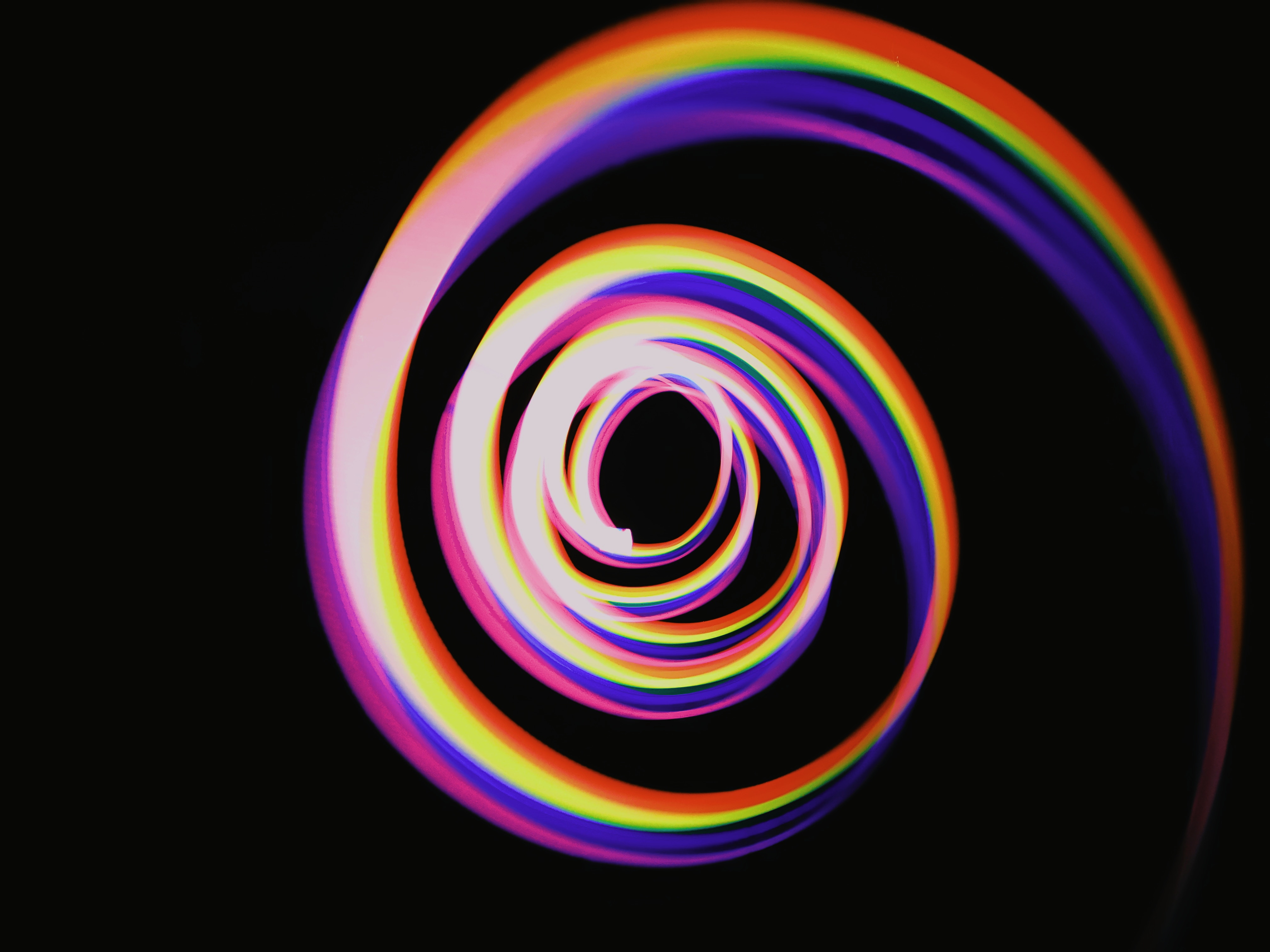 137392 Hintergrundbild herunterladen abstrakt, regenbogen, scheinen, licht, mehrfarbig, motley, der verkehr, bewegung, langzeitexposition, schillernden, spiral, spirale - Bildschirmschoner und Bilder kostenlos