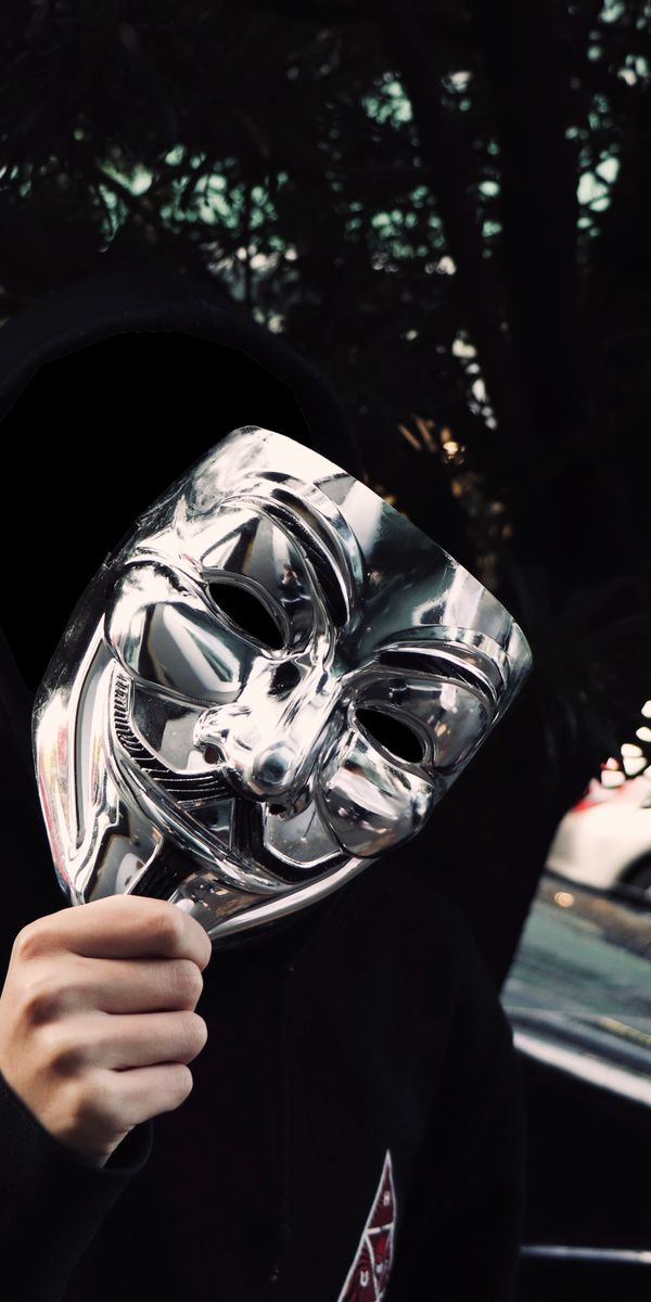 Хорошие маски на телефон. Маска Анонимуса. Человек в маске. Анонимус маска на человеке. Человек в маске Анонимуса.