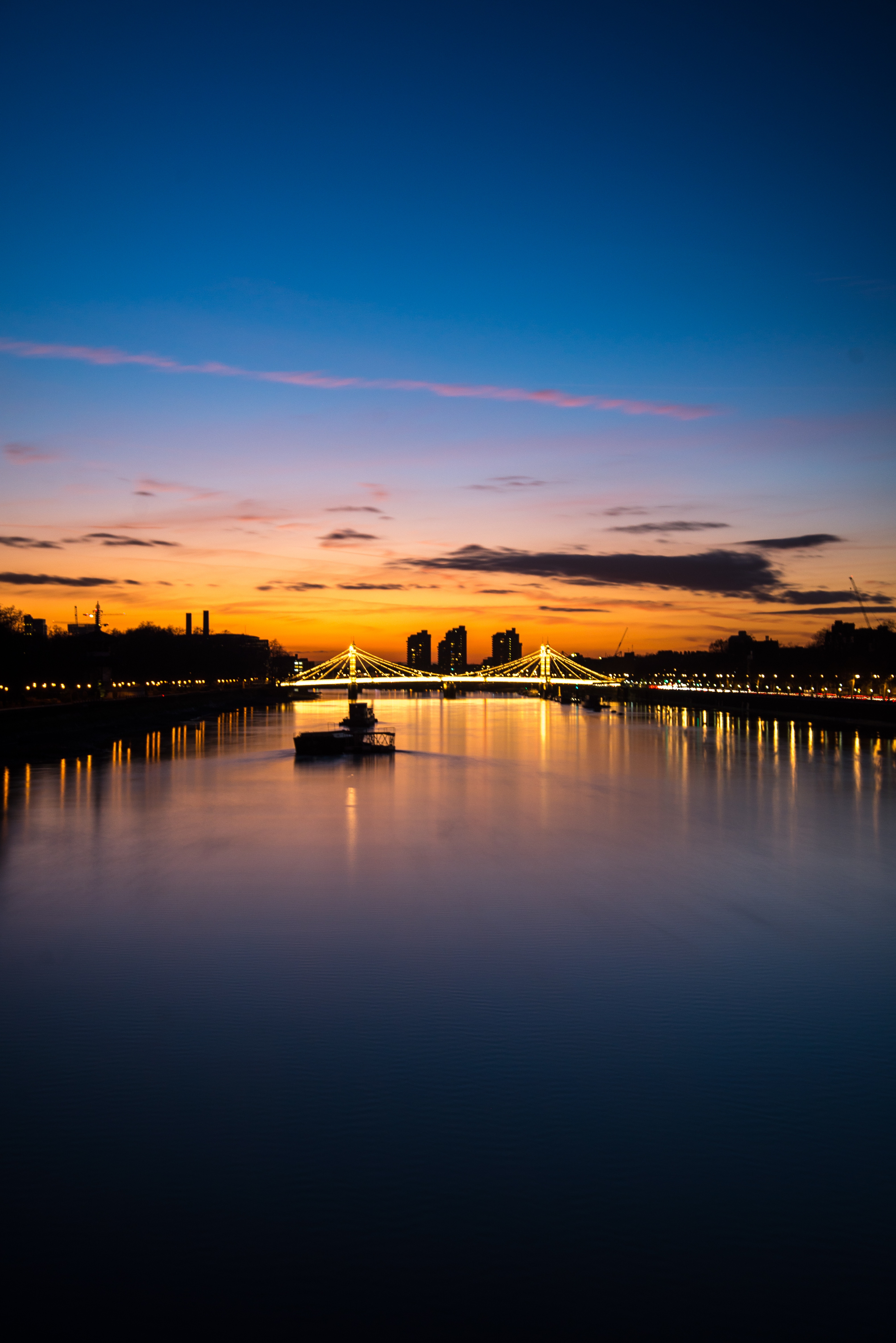 Скачать картинку Огни Города, Мост, Река, Ночной Город, Города, Лондон в телефон бесплатно.