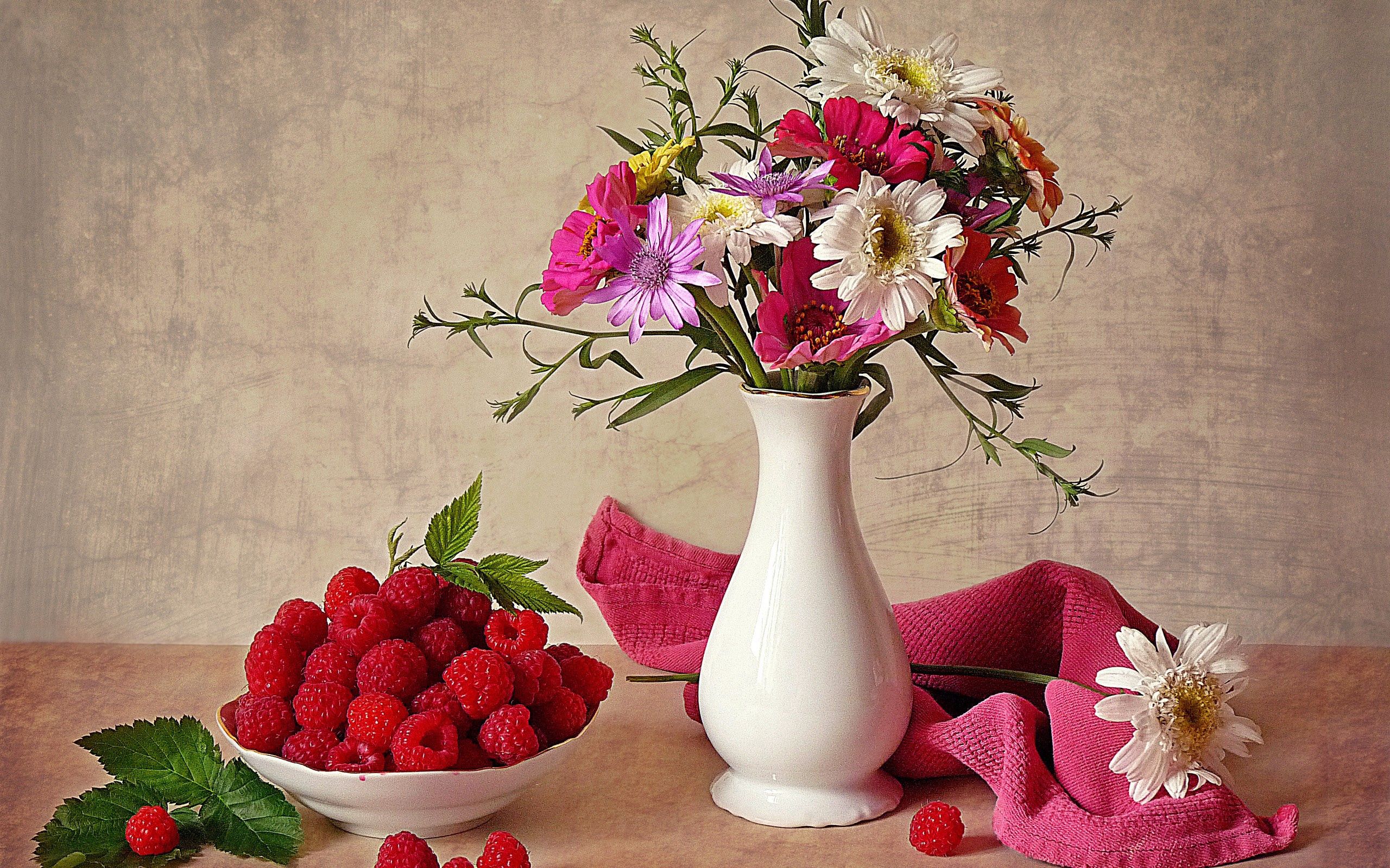 Handy-Wallpaper Lebensmittel, Himbeere, Vase, Blumen kostenlos herunterladen.