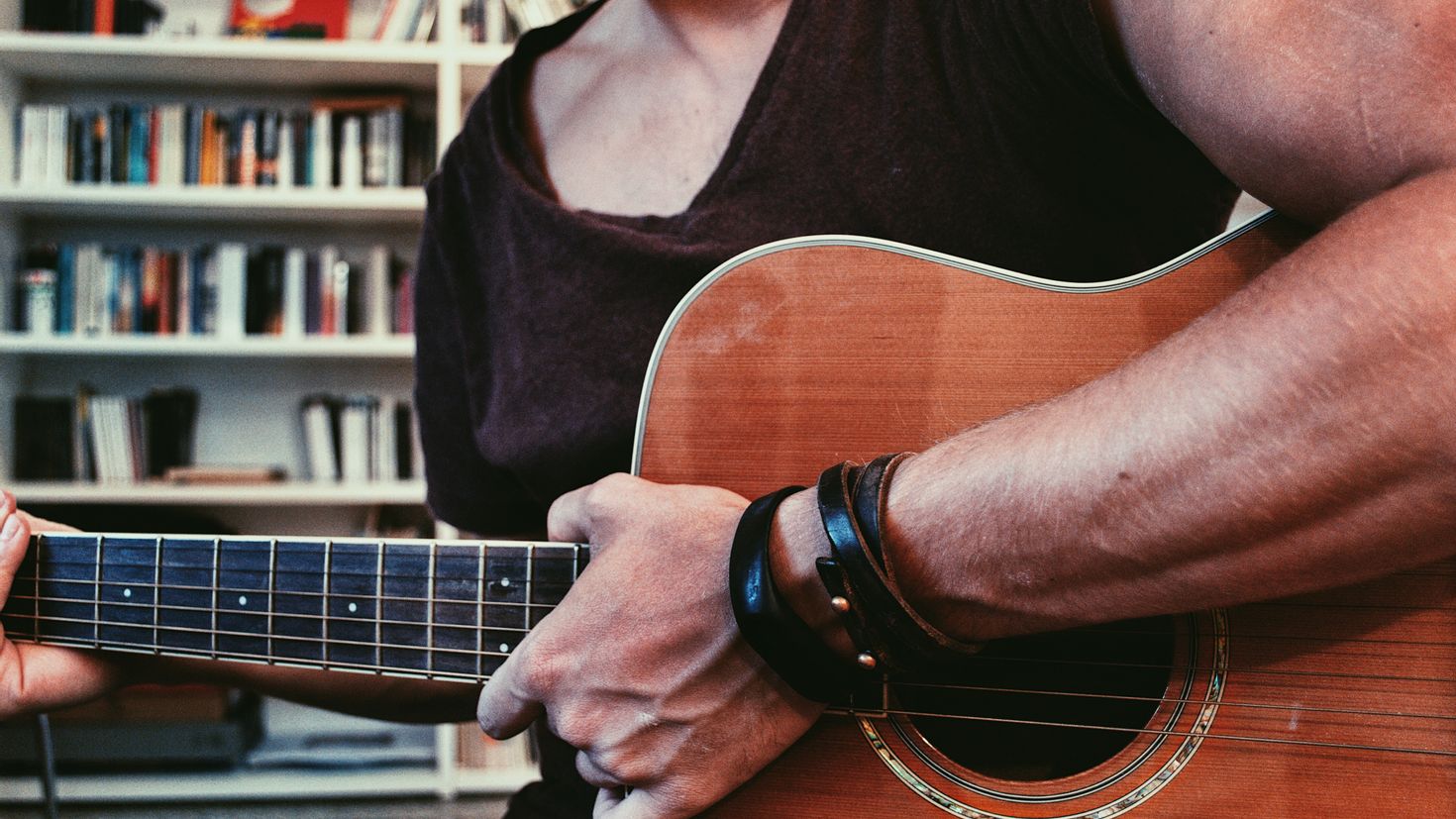 Слушать музыку гитару для души. Гитара в руках. Красивые электрогитары. Электрогитара в руках. Руки гитариста.