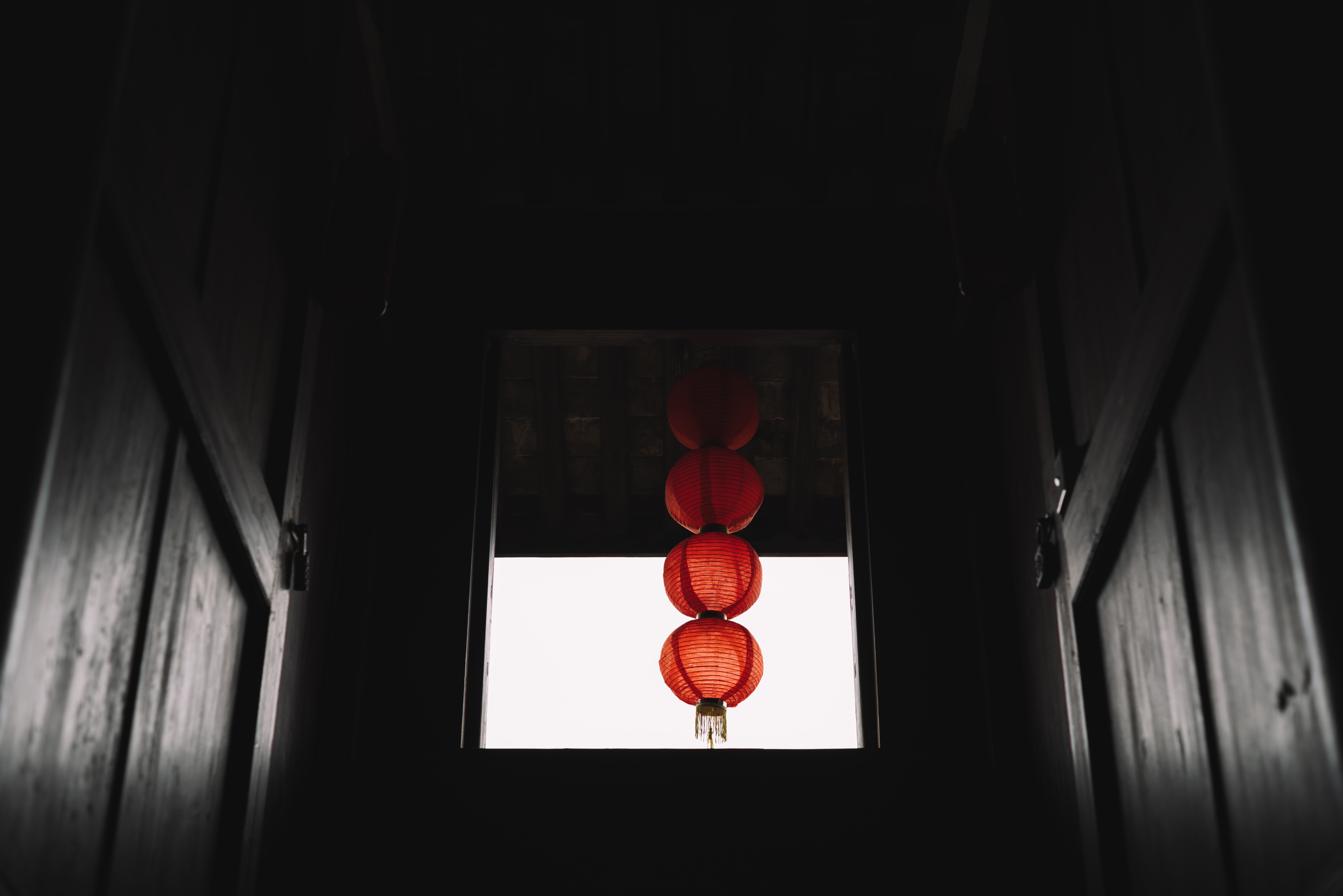 101927 скачать обои китайский фонарь, темные, темный, красный, окно, помещение - заставки и картинки бесплатно