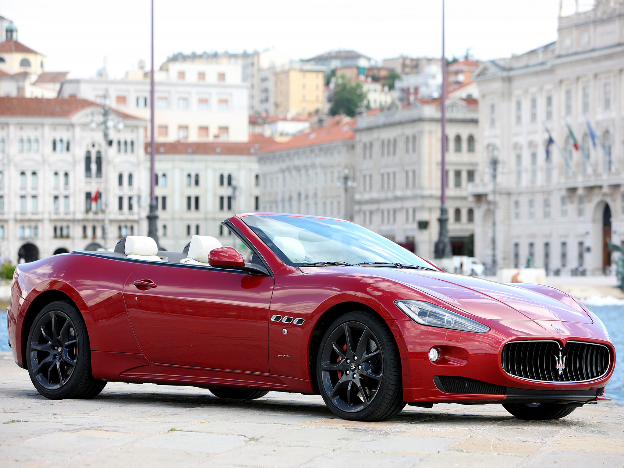 Maserati GRANTURISMO красный