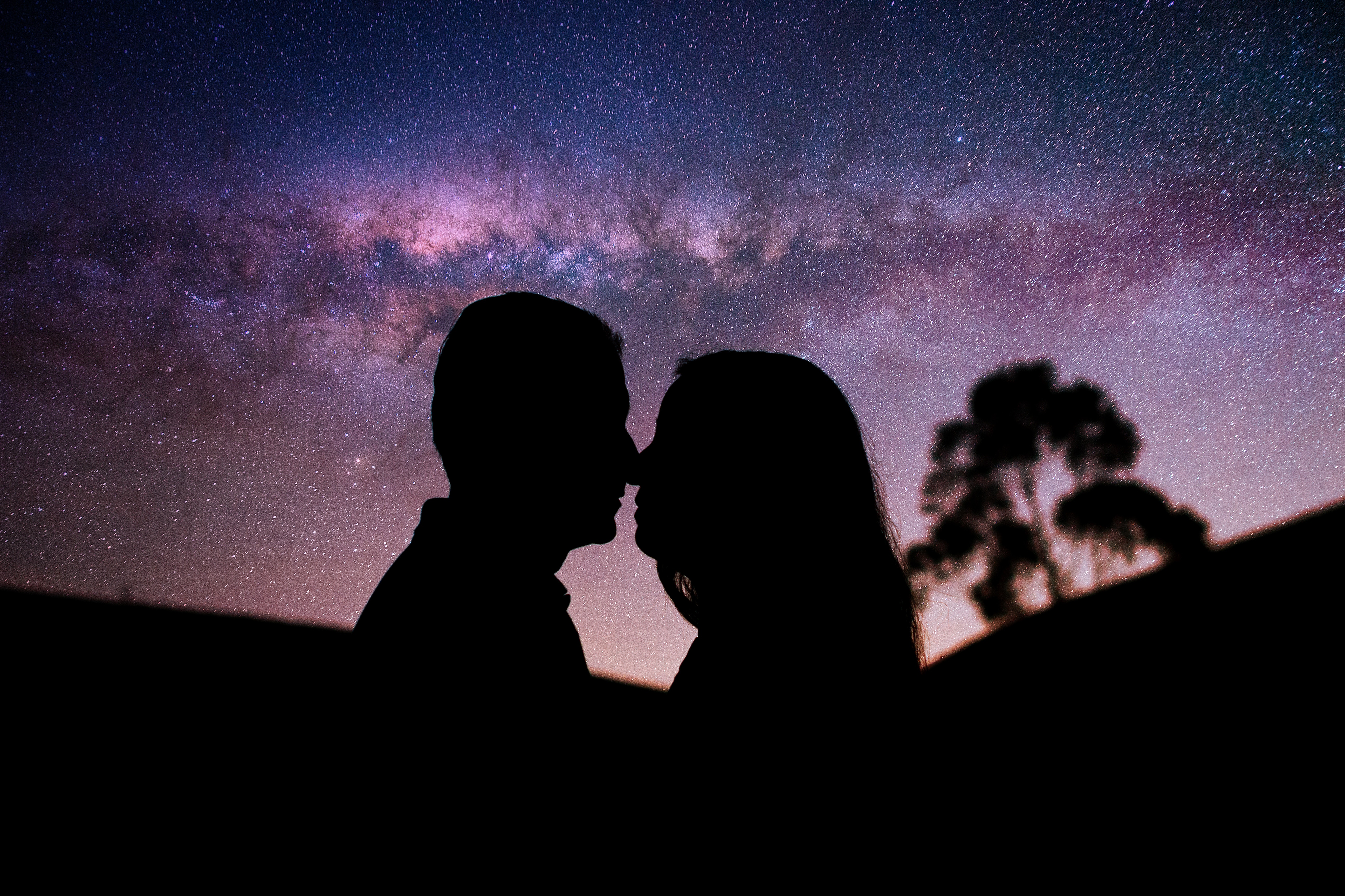Night romance. Пара на фоне звездного неба. Влюбленные на фоне ночного неба. Поцелуй под звездным небом. Ночь любви.