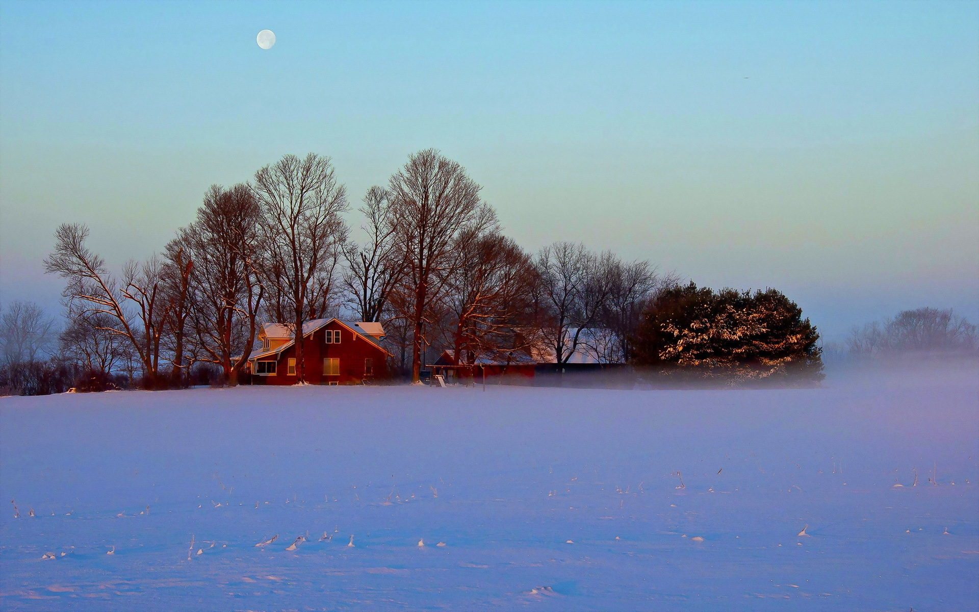Дом в поле зимой