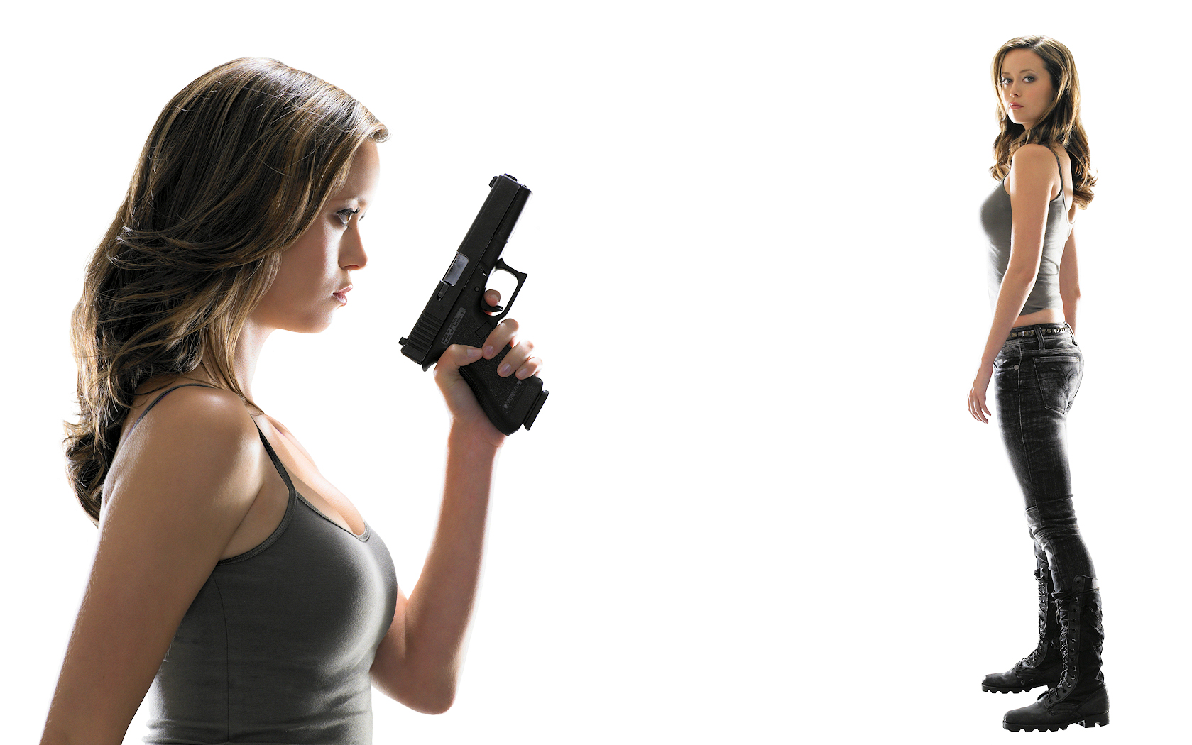 Девушка с пистолетом на белом фоне