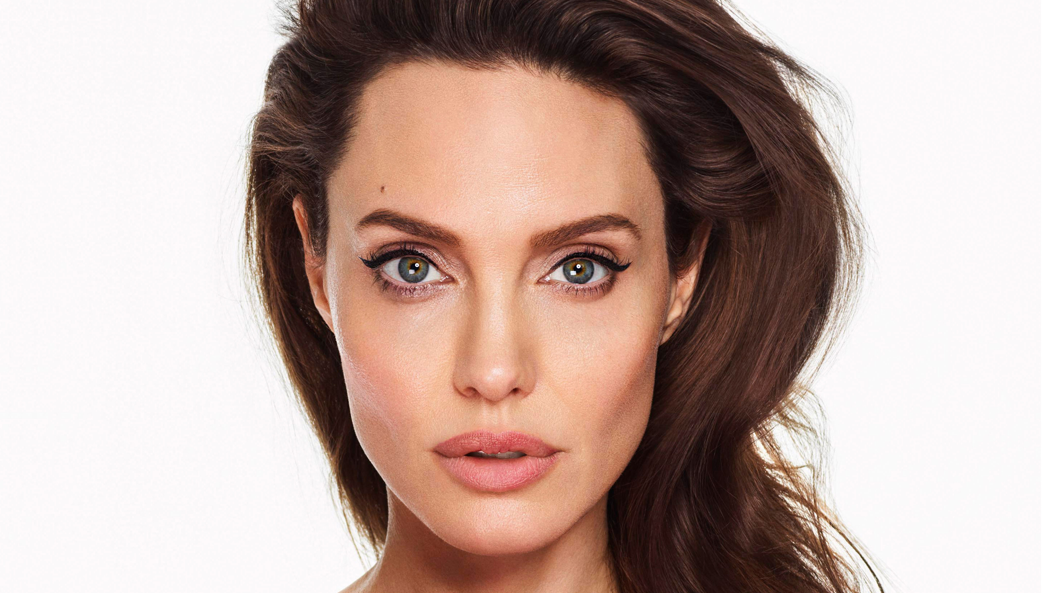 Анджелина Джоли профиль