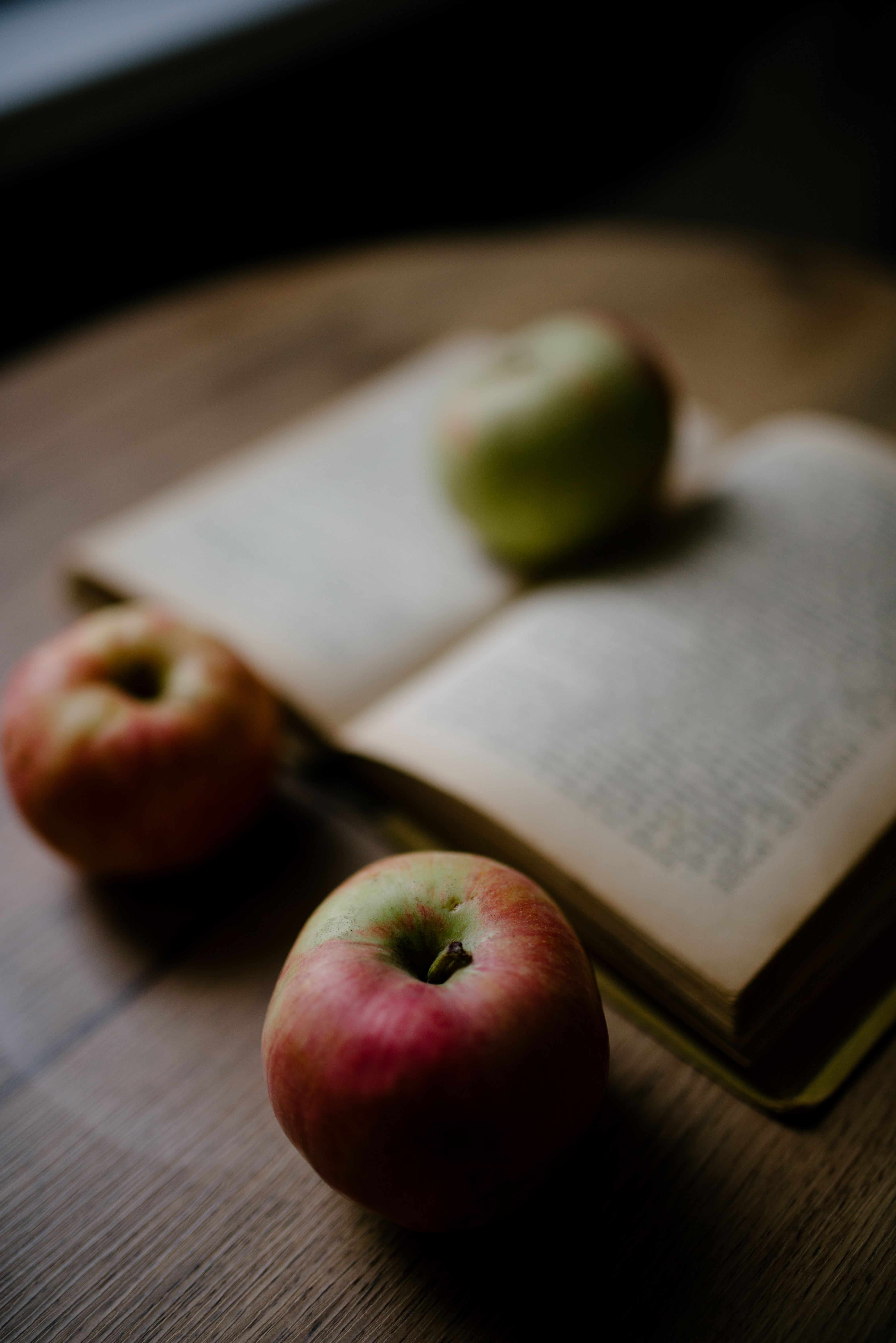 Handy-Wallpaper Lebensmittel, Äpfel, Buch, Obst kostenlos herunterladen.
