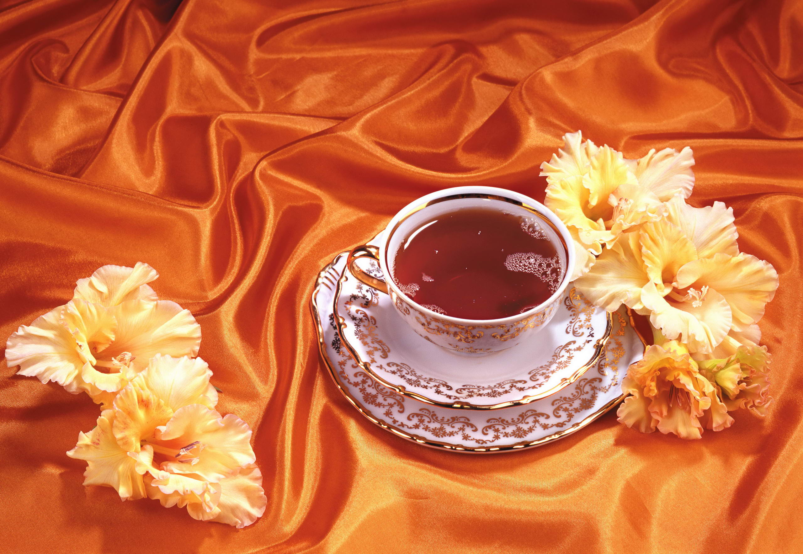 Доброе утро картинки. Утренний чай. Чай с оранжевыми цветочками. Открытки с чашечкой чая. Утренний чай для любимой.