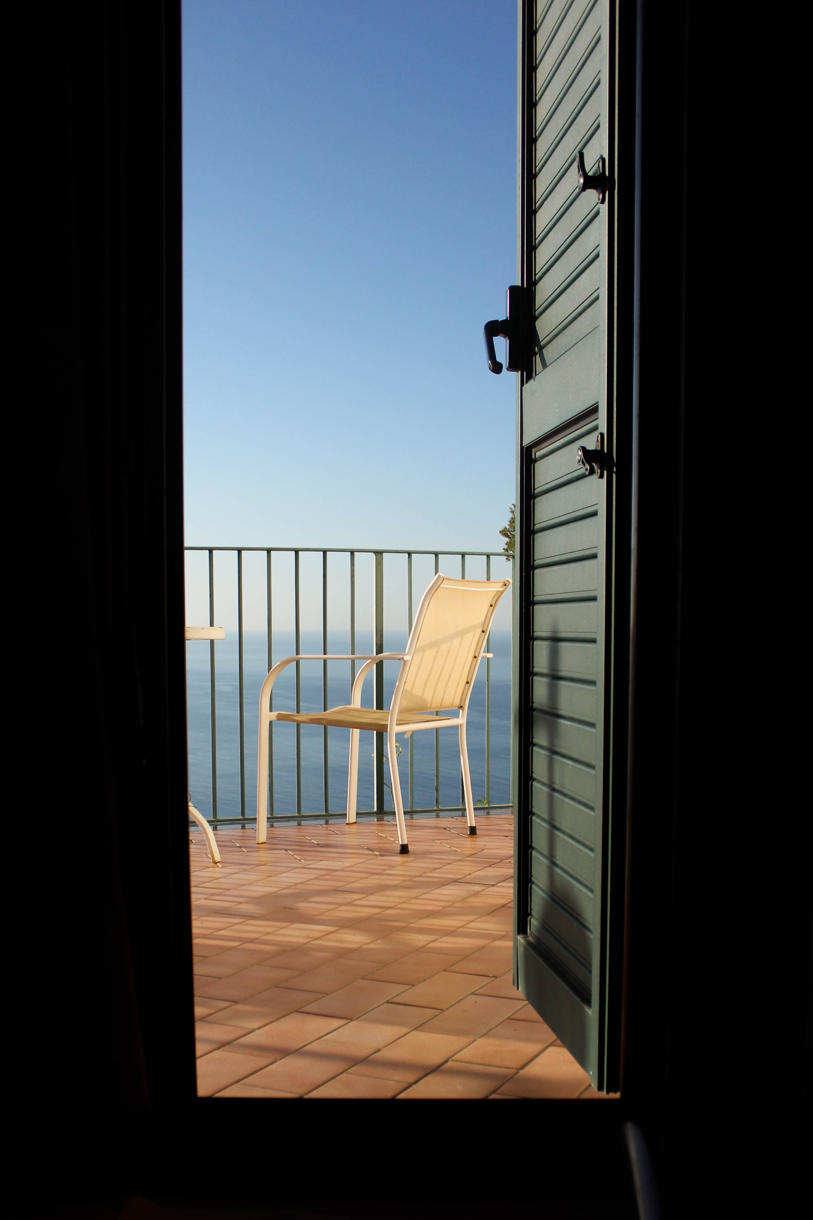Laden Sie das Sonstige, Sessel, Die Tür, Eine Tür, Balkon, Verschiedenes, Terrasse-Bild kostenlos auf Ihren PC-Desktop herunter