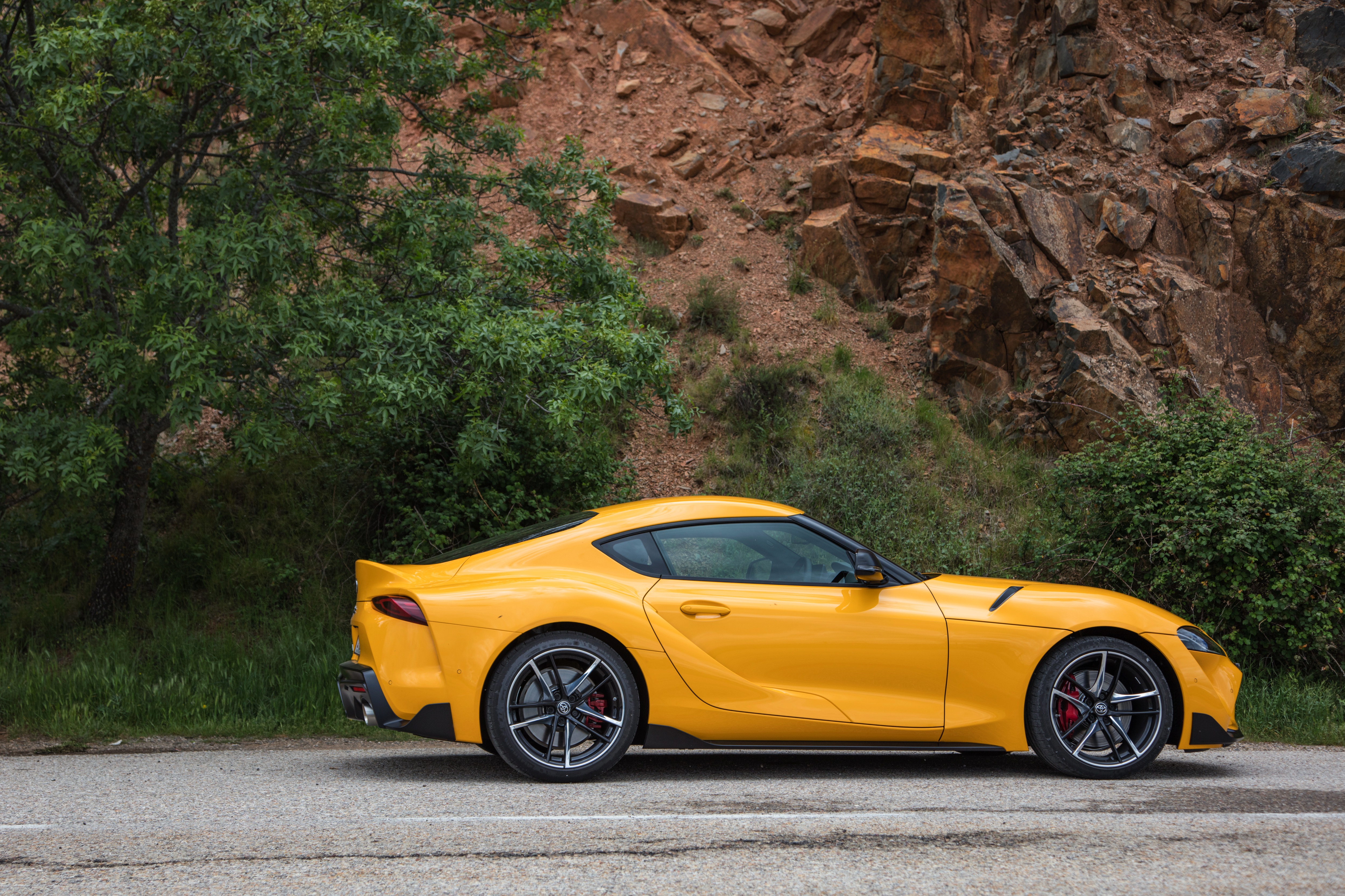 Тойота супра а90. Toyota Supra 2019 Yellow. Toyota gr Supra 2020 Yellow. Супра 2019 желтая.