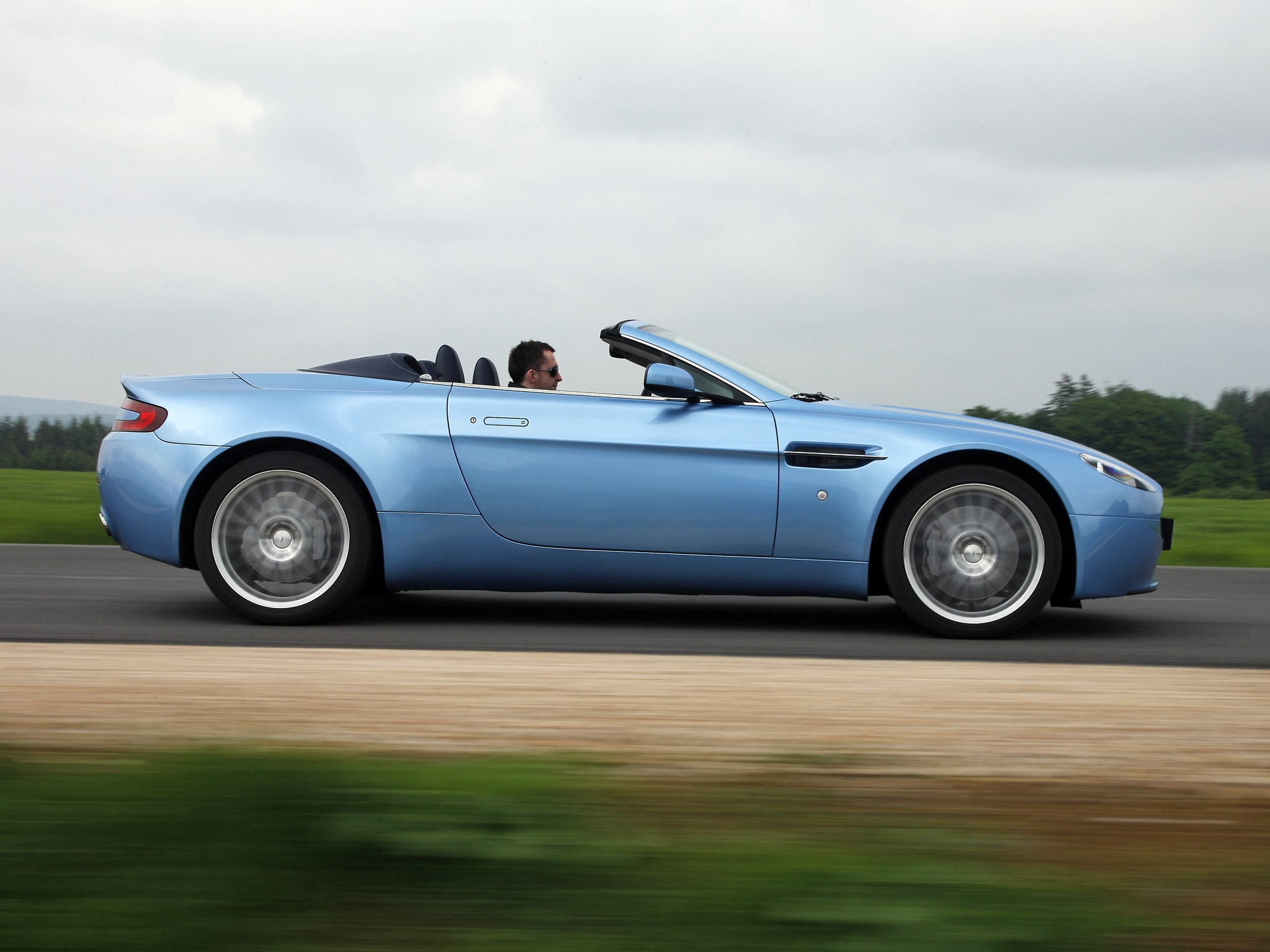 Handy-Wallpaper Aston Martin, Cars, Asphalt, Seitenansicht, 2008, V8, Vorteil, Vantage, Cabriolet kostenlos herunterladen.