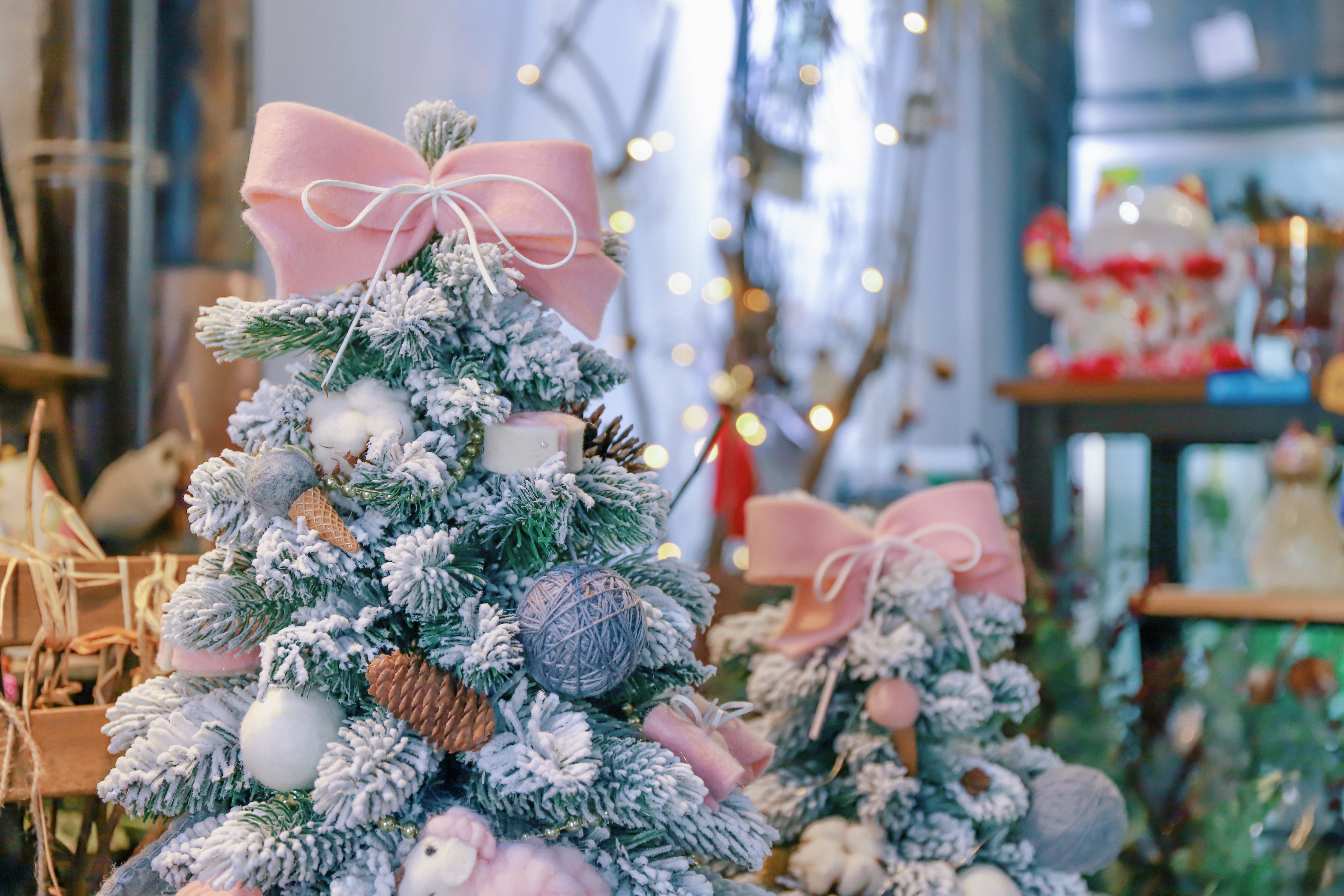 christmas tree, holidays, new year, decorations, christmas Phone Background
