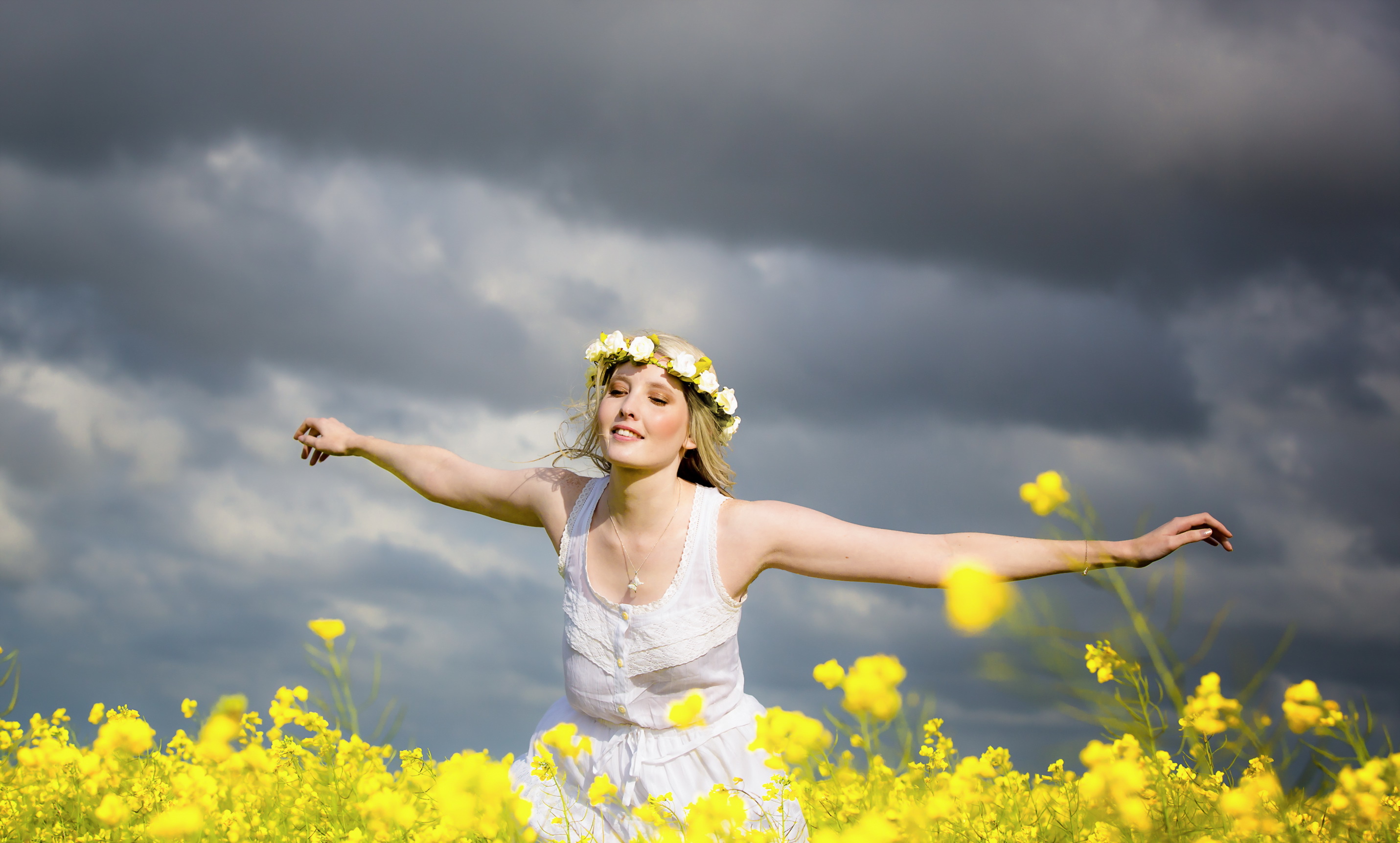 Весеннее настроение солнце. Счастливая девушка. Радостная девушка. Счастливая девушка в поле. Счастливая женщина с цветами.
