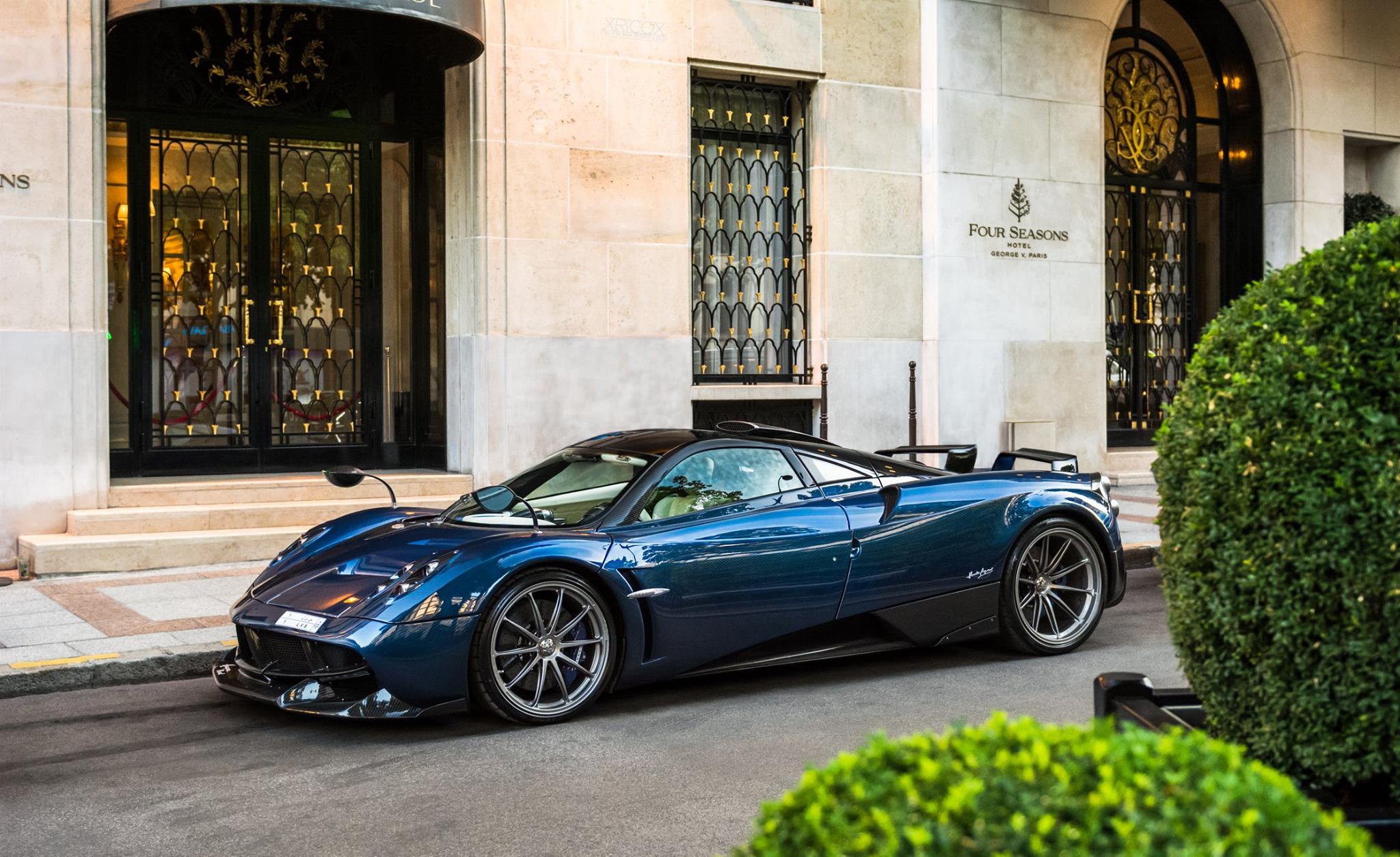 Pagani Huayra синяя