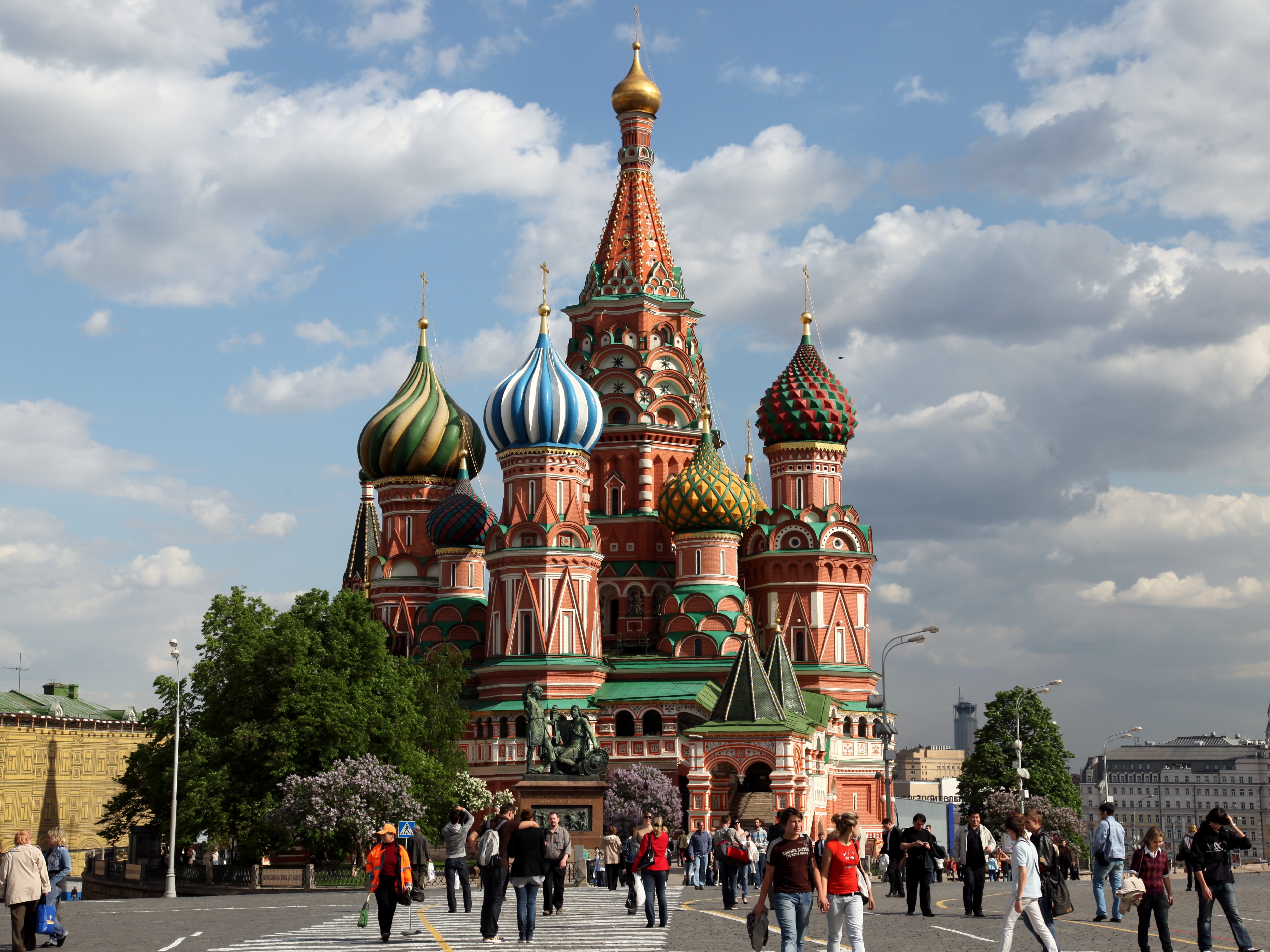 Храм Василия Блаженного на фоне российского флага