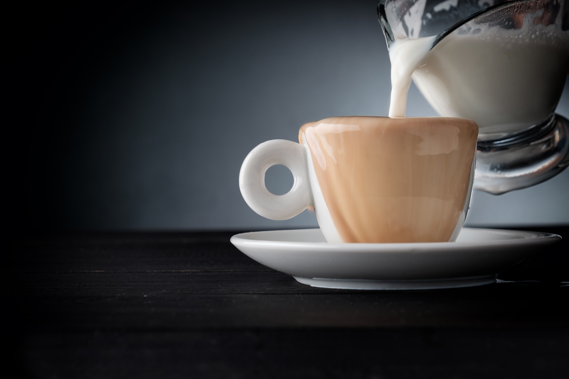 Milky coffee. Чашка кофе. Кофе с молоком. Чашка "на стол". Капучино.