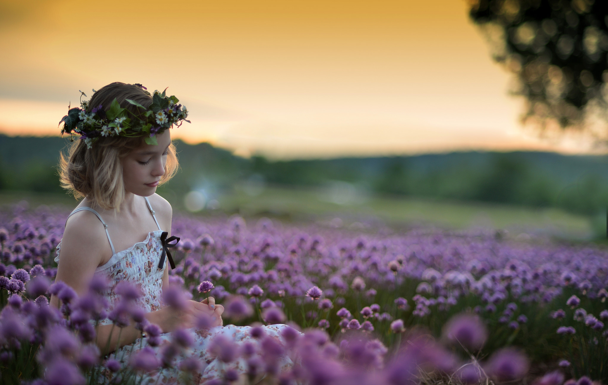 Девочка в поле с цветами
