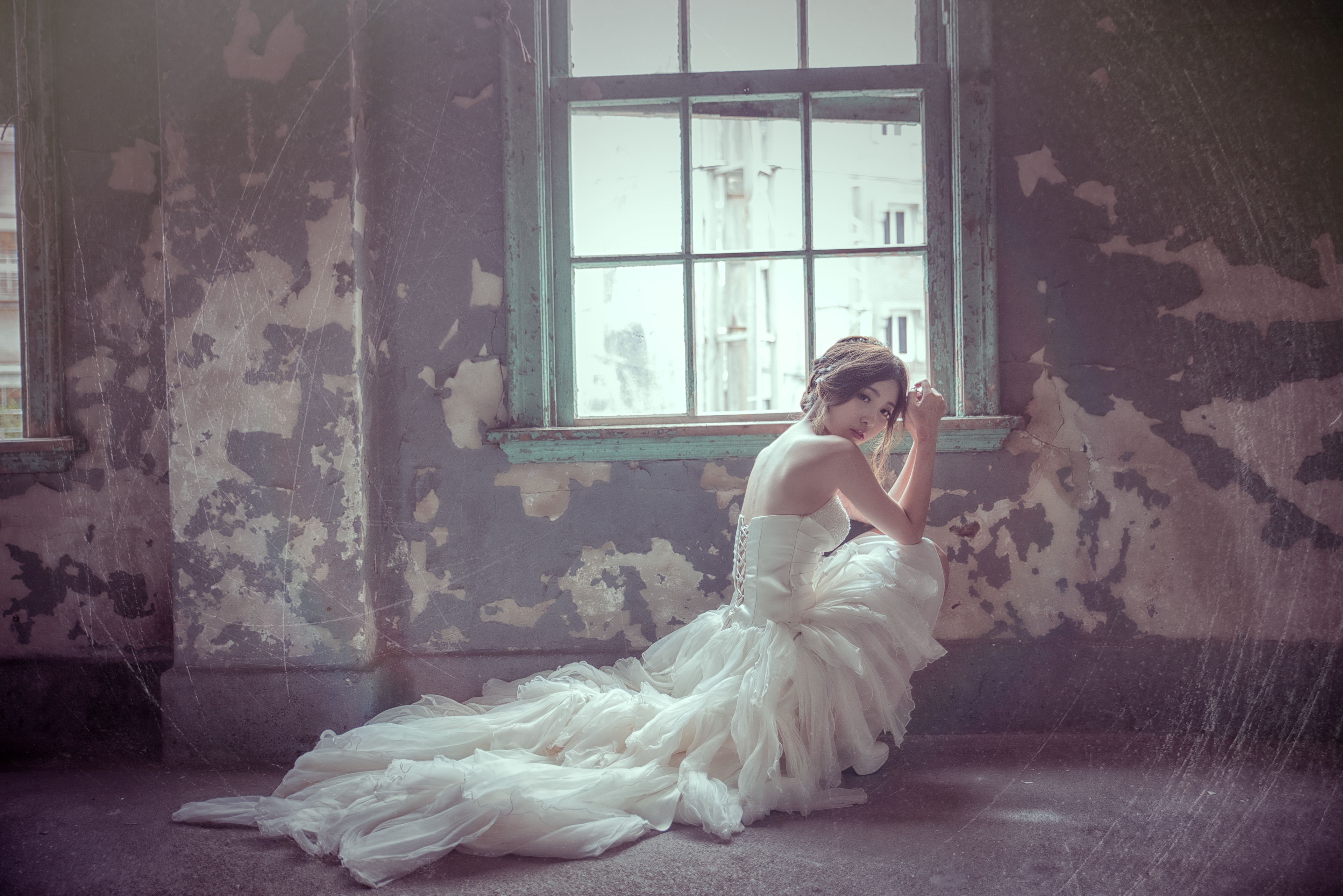 За окном белом платье. Фотосессия брошенная невеста. Грустная девушка в свадебном платье. Девушка в платье грустит. Картина грустная невеста.
