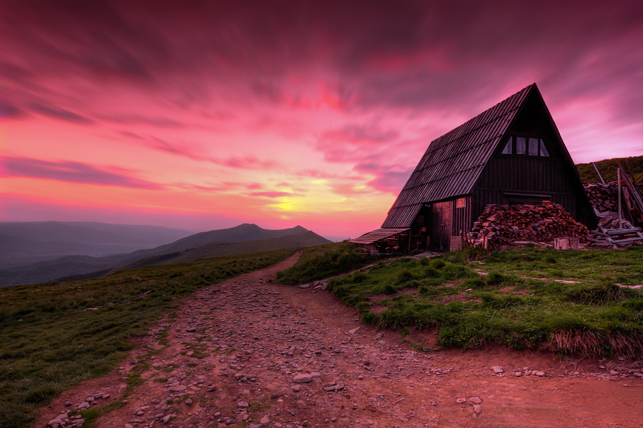 Деревянный дом пейзаж. Одинокий дом в Исландии. Домик в горах. Одинокий дом в горах. Красивый пейзаж с домом.