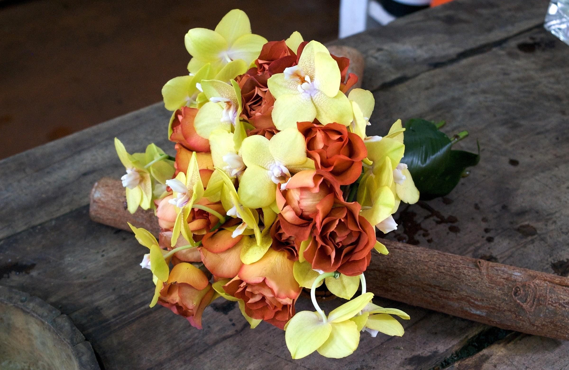 60836 скачать обои орхидеи, розы, цветы, букет, стол, сук - заставки и картинки бесплатно