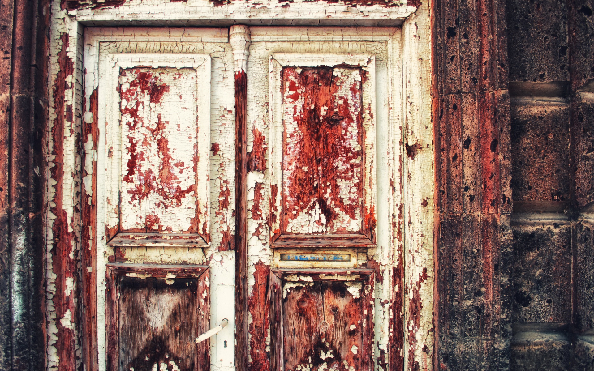 Старая обшарпанная дверь